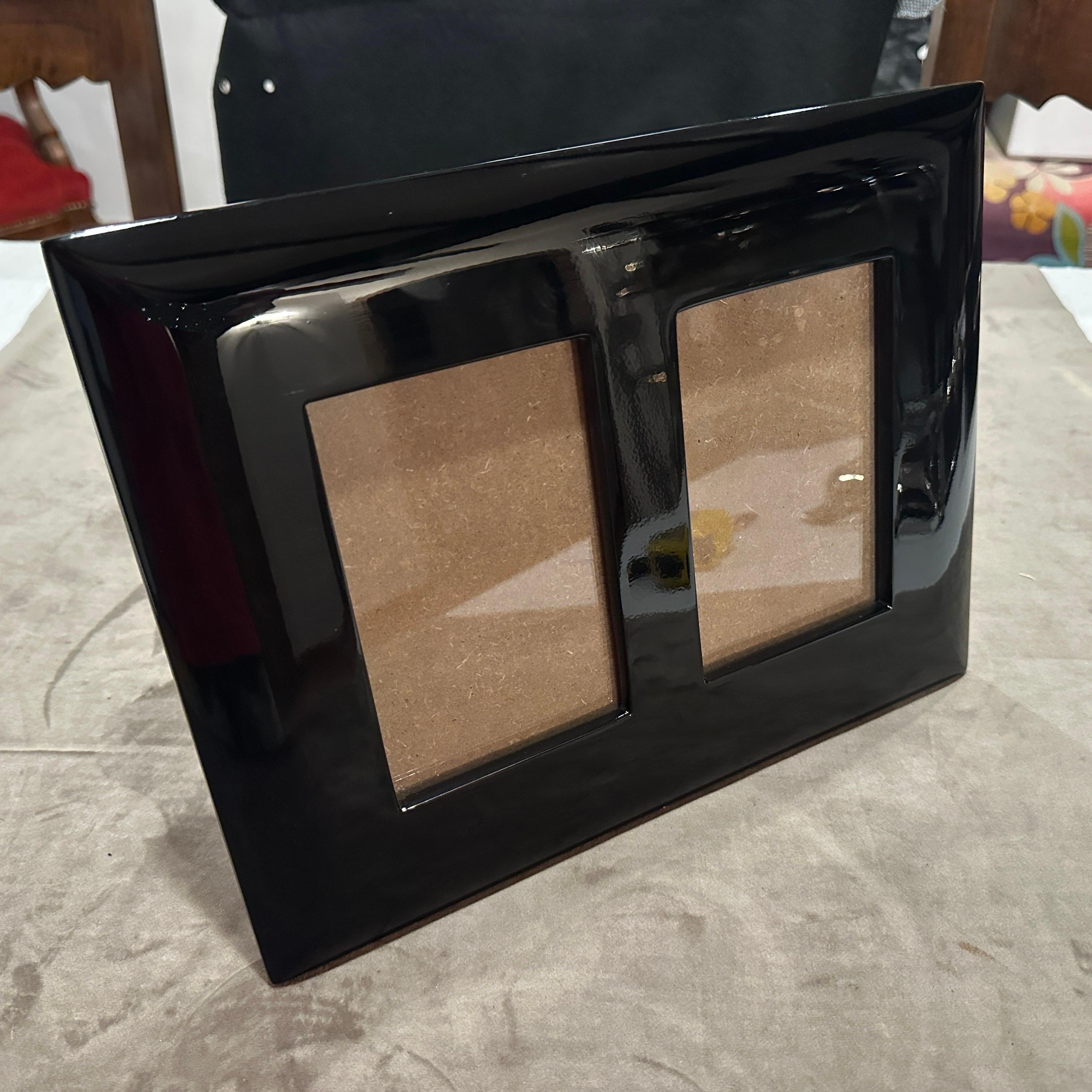 Un marco doble de diseño italiano moderno de madera lacada en negro de los años 90 de Bussolari.
Añade un atrevido toque de color y un elegante diseño italiano a tu decoración con este llamativo marco doble de Bussolari, fabricado en Italia en la