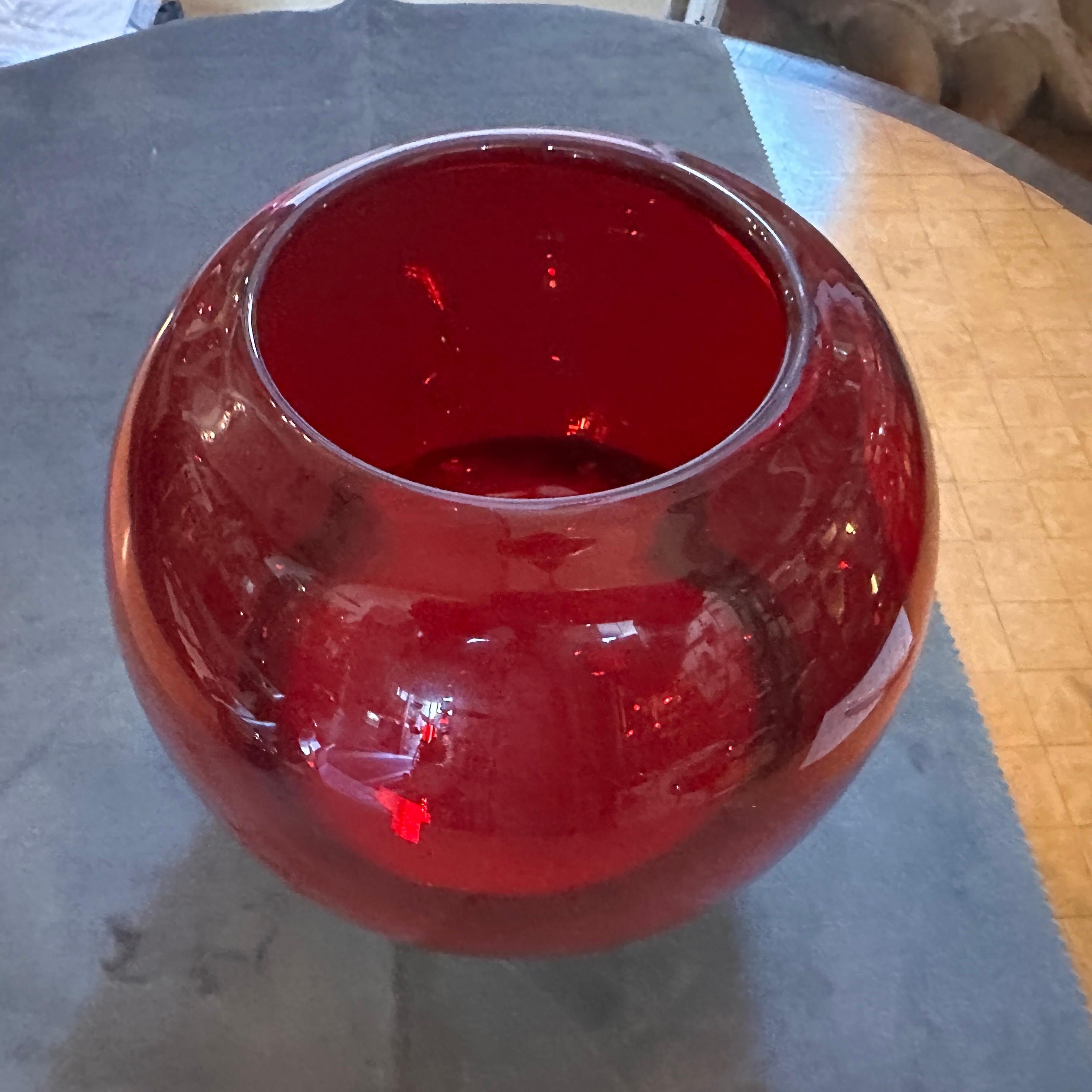 1990s Modern Carlo Moretti Style Red White and Black Murano Glass Spheric Vase In Good Condition For Sale In Aci Castello, IT