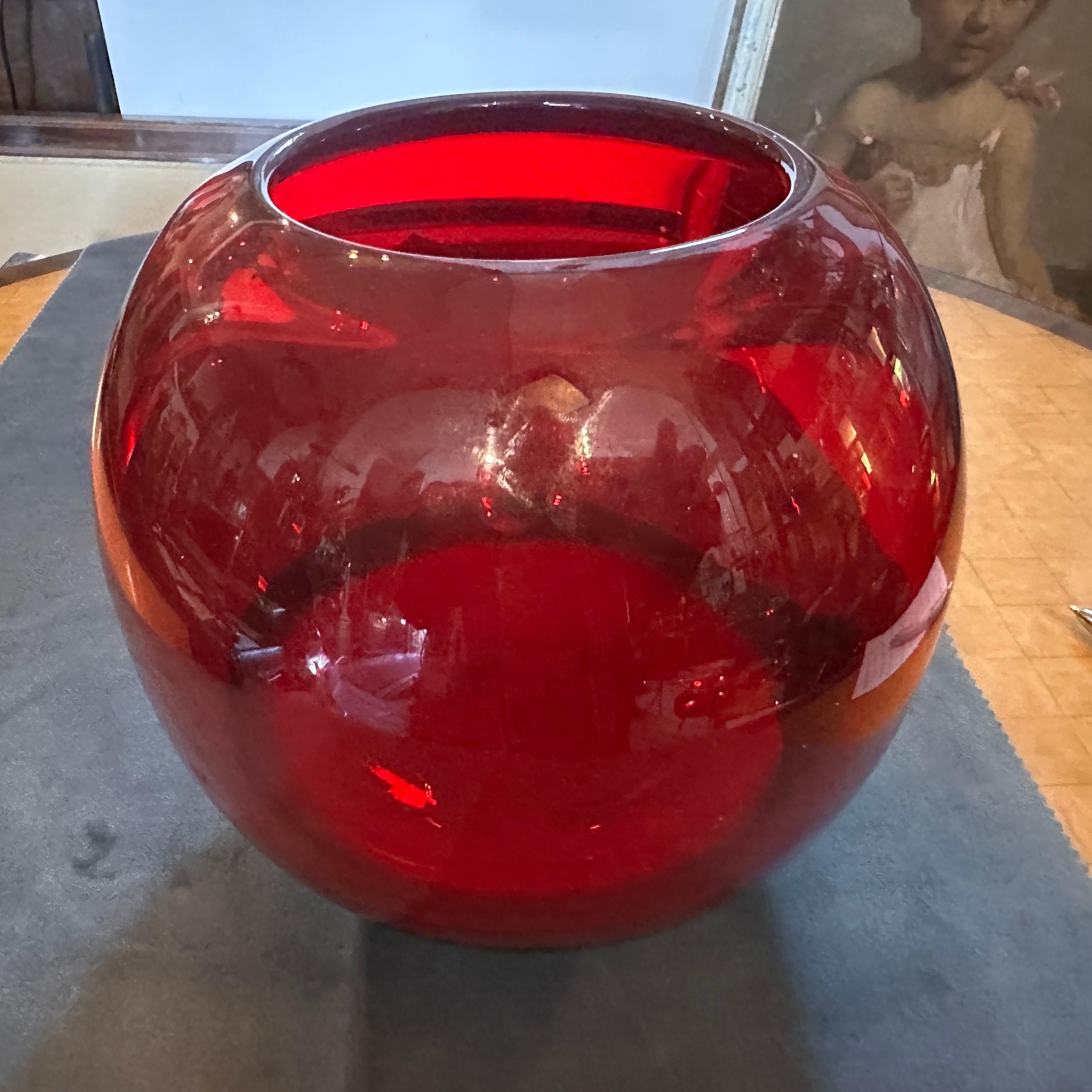 20ième siècle 1990 Vase sphérique en verre de Murano rouge, blanc et noir de style Carlo Moretti Modernity en vente