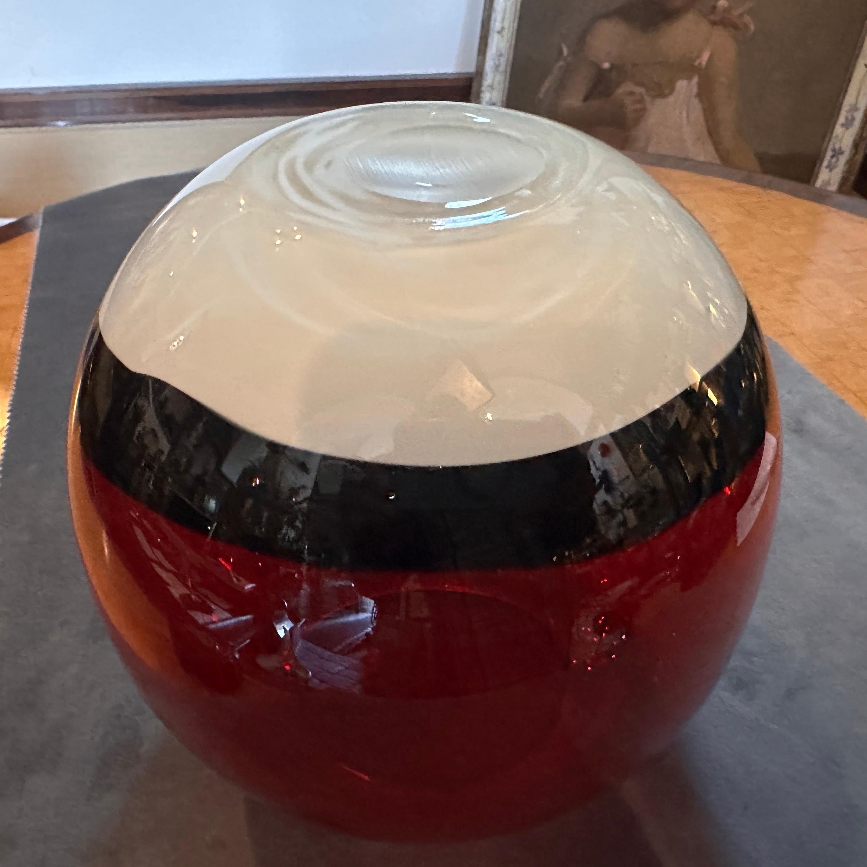 1990s Modern Carlo Moretti Style Red White and Black Murano Glass Spheric Vase For Sale 2