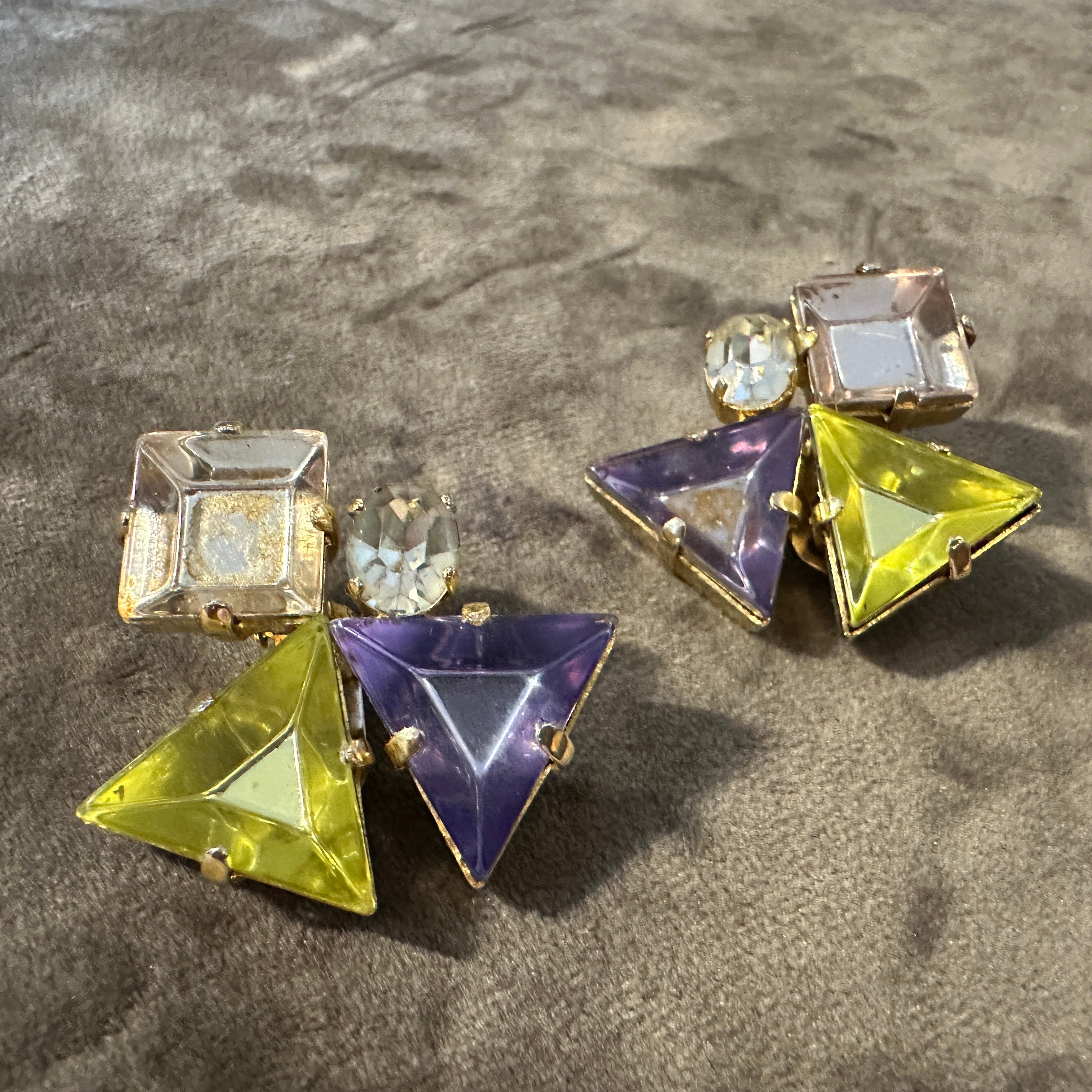 Rehaussez votre style avec cette paire de boucles d'oreilles à clip italiennes des années 1990, qui incarnent une esthétique audacieuse et moderne. Ces boucles d'oreilles à la mode présentent un captivant design/One, combinant avec art diverses