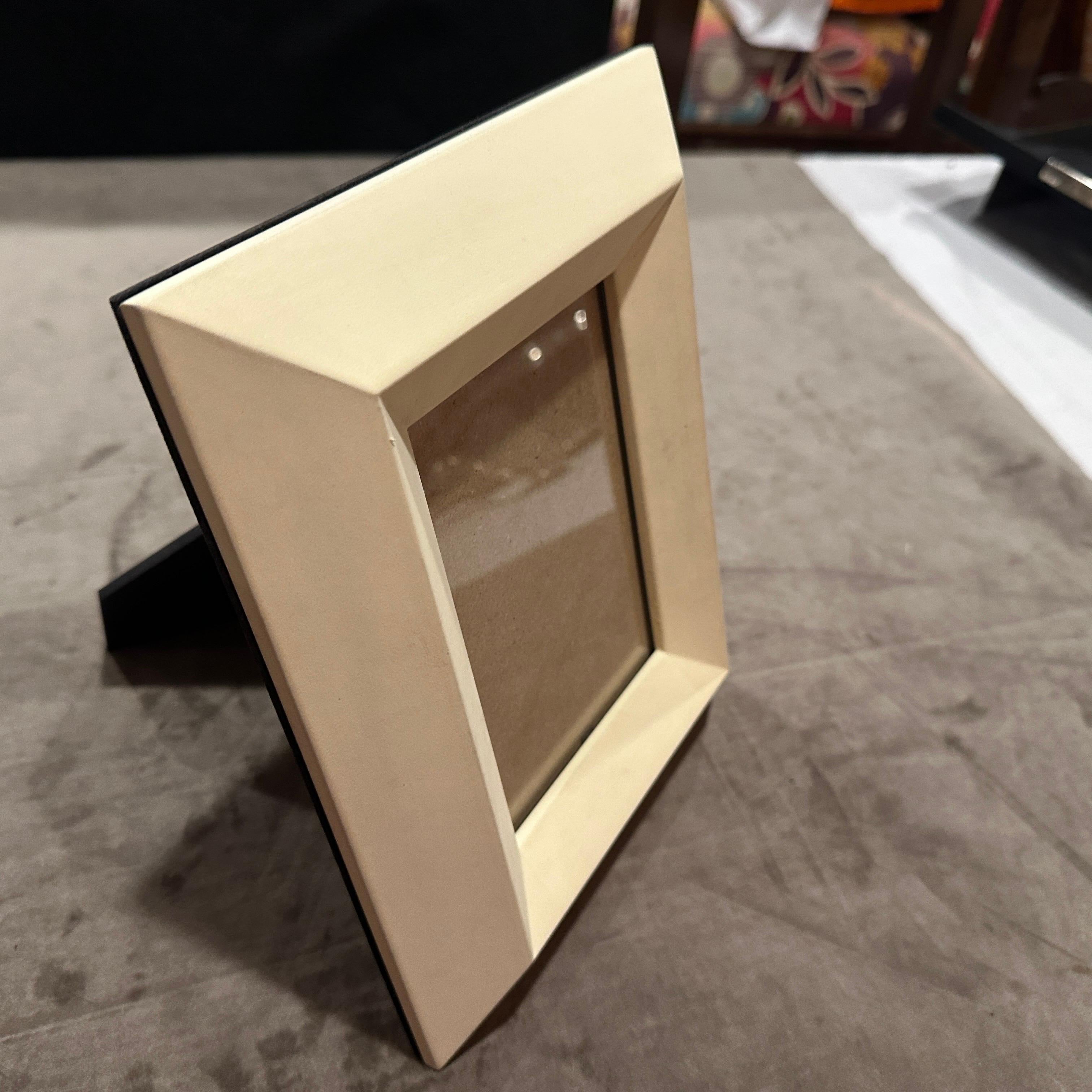 1990s Modern Ivory Lacquered Wood Italian Picture Frame by Bussolari In Excellent Condition For Sale In Aci Castello, IT