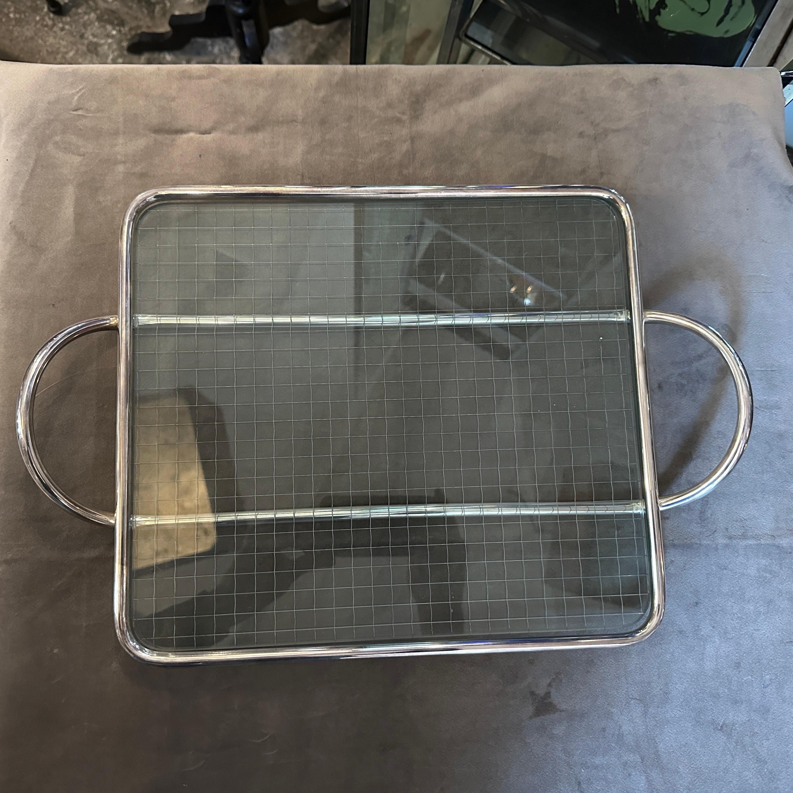 Dieses modernistische Serviertablett von Lino Sabattini aus den 1990er Jahren verkörpert die minimalistische und raffinierte Ästhetik des Designers, mit klaren Linien und hochwertigen Materialien. Das Tablett hat einen Sockel aus klarem Glas mit
