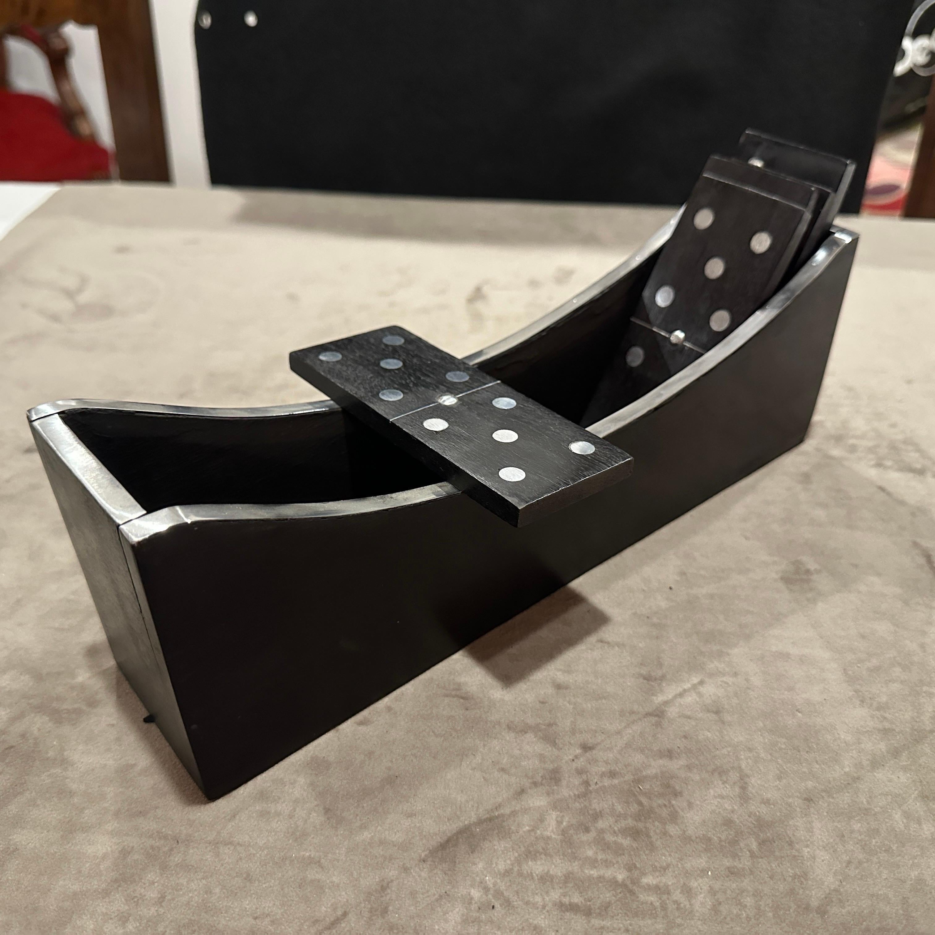 Set di giochi domino di lusso moderno italiano degli anni '90
Questo sofisticato e lussuoso set da domino italiano incarna perfettamente l'estetica raffinata del design italiano della fine del XX secolo.
Questo set è caratterizzato da una