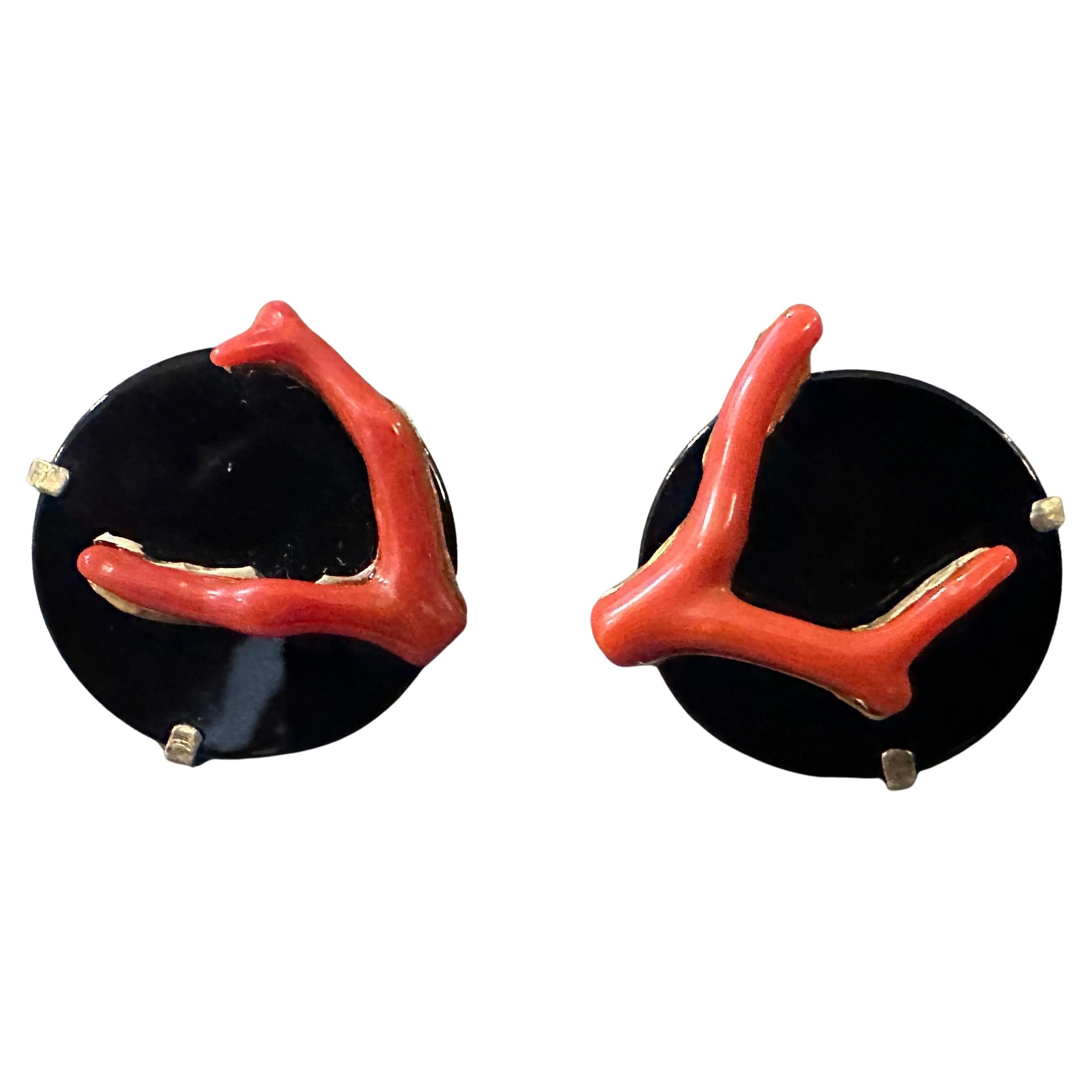 1990er Jahre Moderne italienische Ohrclips aus Sterlingsilber mit schwarzem Onyx und Koralle im Angebot