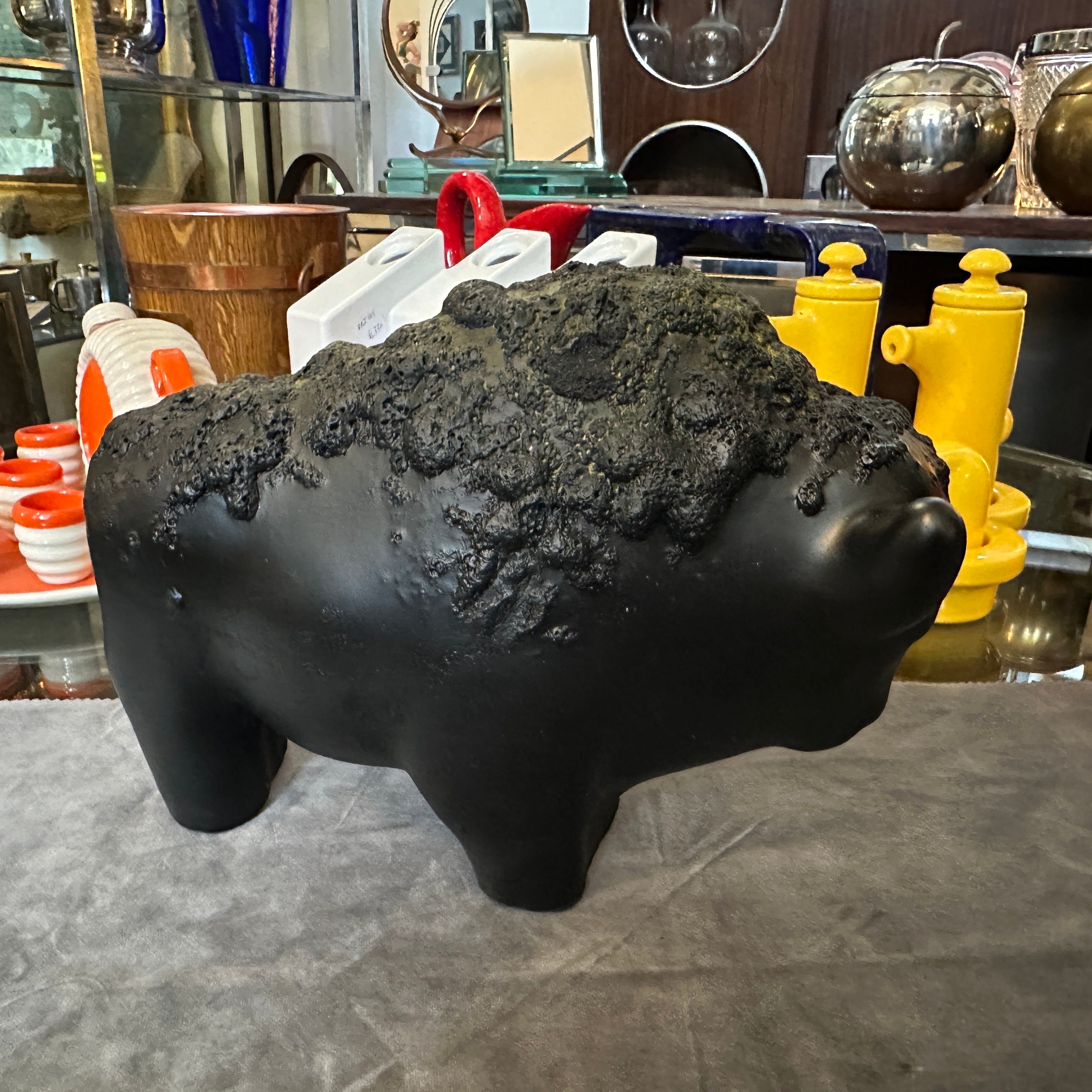 Questo bisonte in ceramica di Otto Keramik è un pezzo unico e sorprendente di arte ceramica che incarna l'estetica del design dell'epoca. Creata dal rinomato studio tedesco Otto Keramik, questa scultura mette in mostra l'audacia e la creatività che