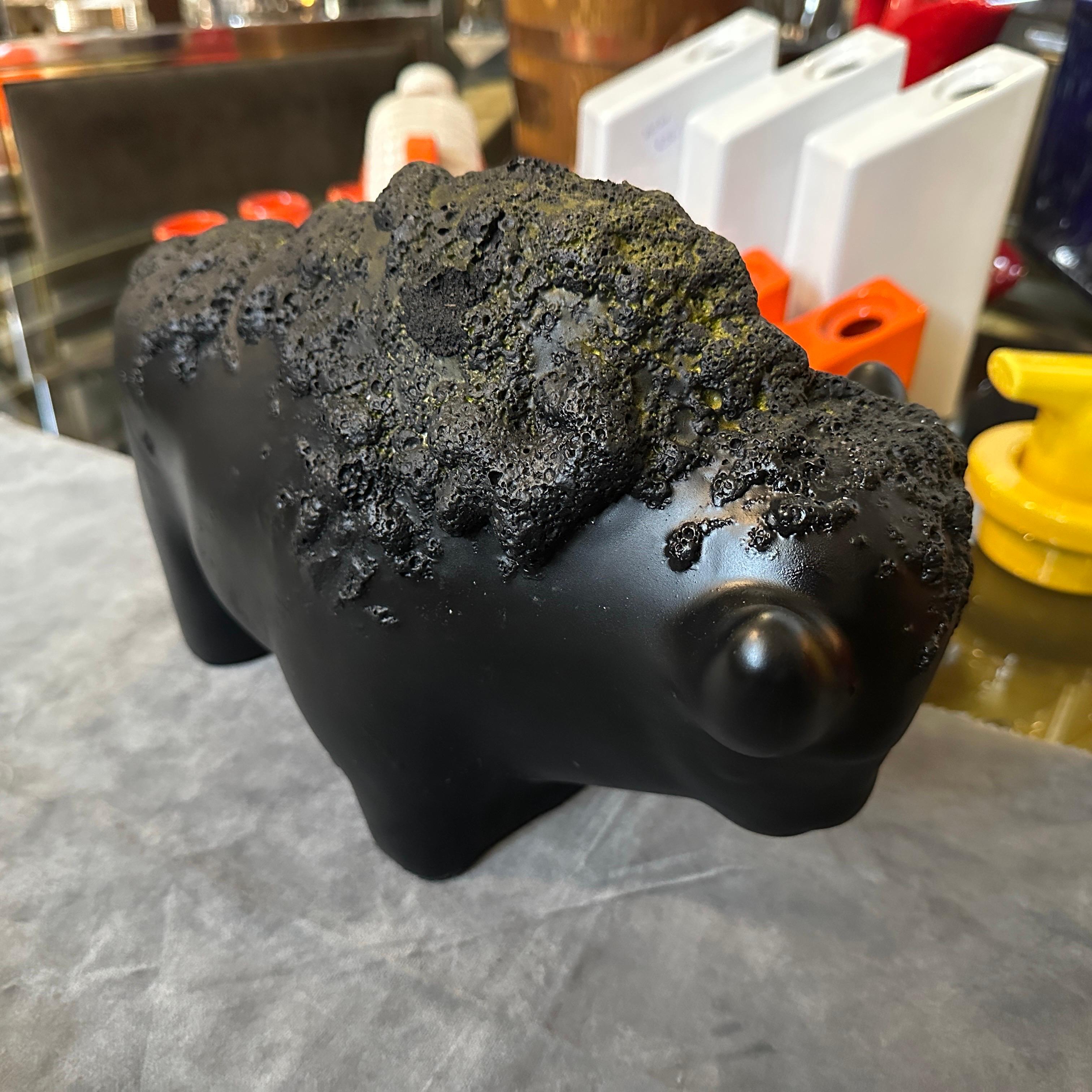 Modernista degli anni '90 in ceramica nera grassa con bisonte tedesco in vendita 2