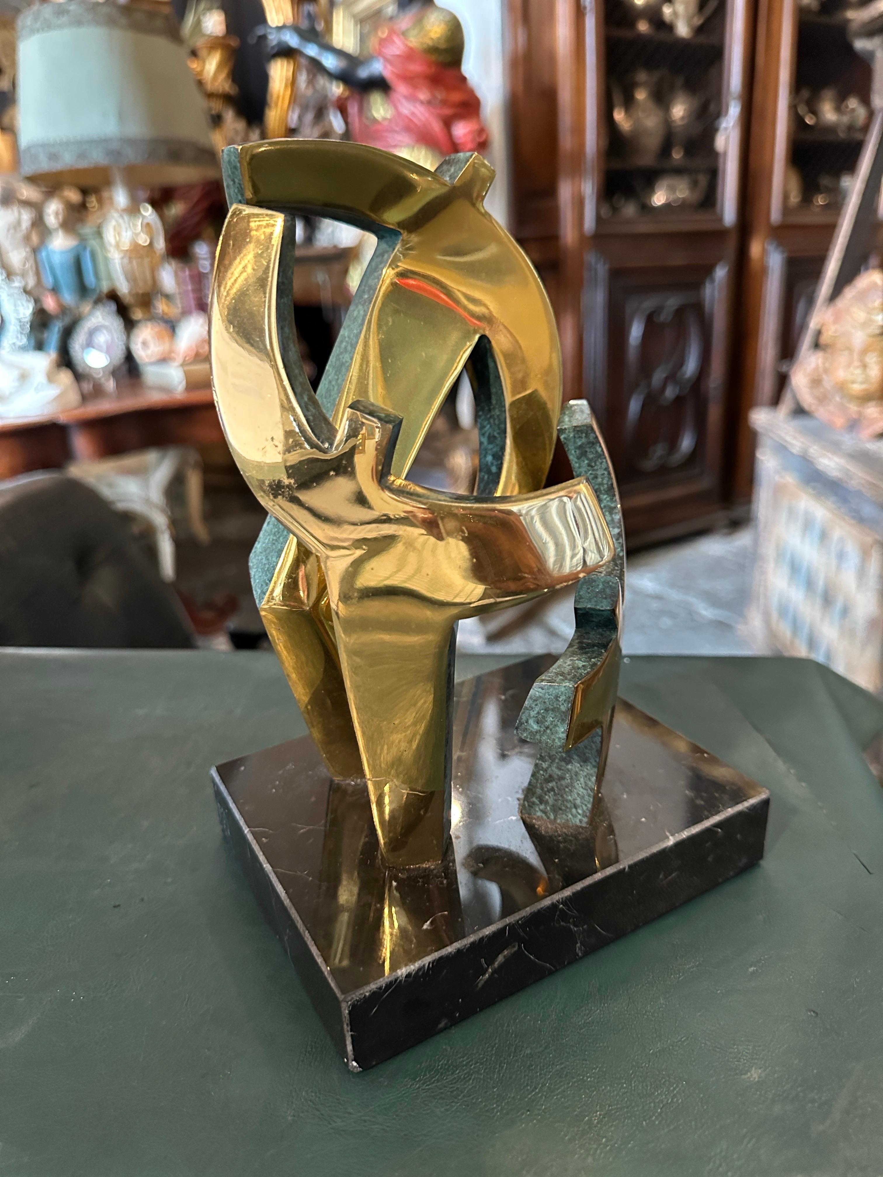 Escultura modernista de bronce dorado y mármol de los años 90 de Gaudio en venta 3