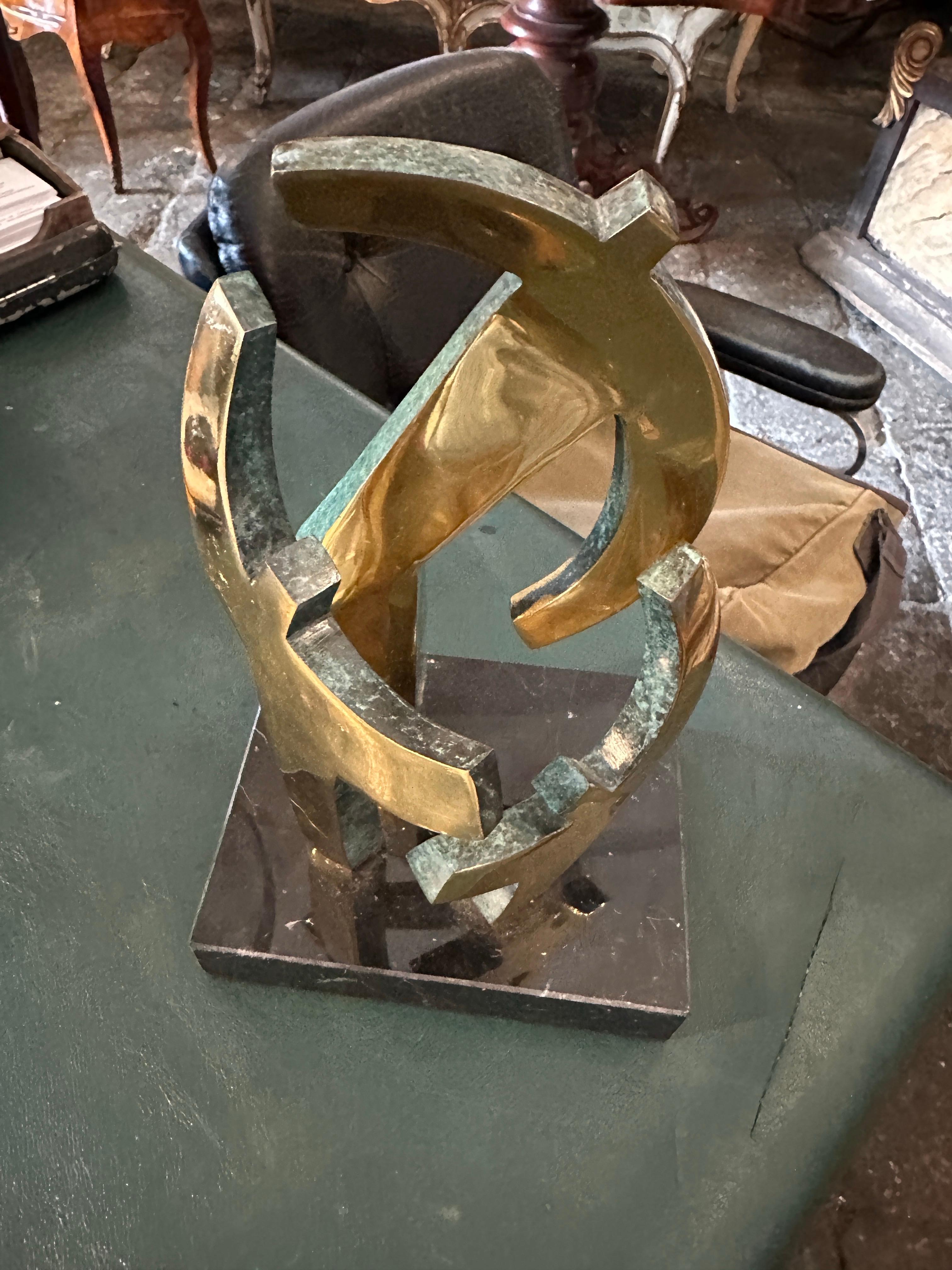 Escultura modernista de bronce dorado y mármol de los años 90 de Gaudio en venta 4
