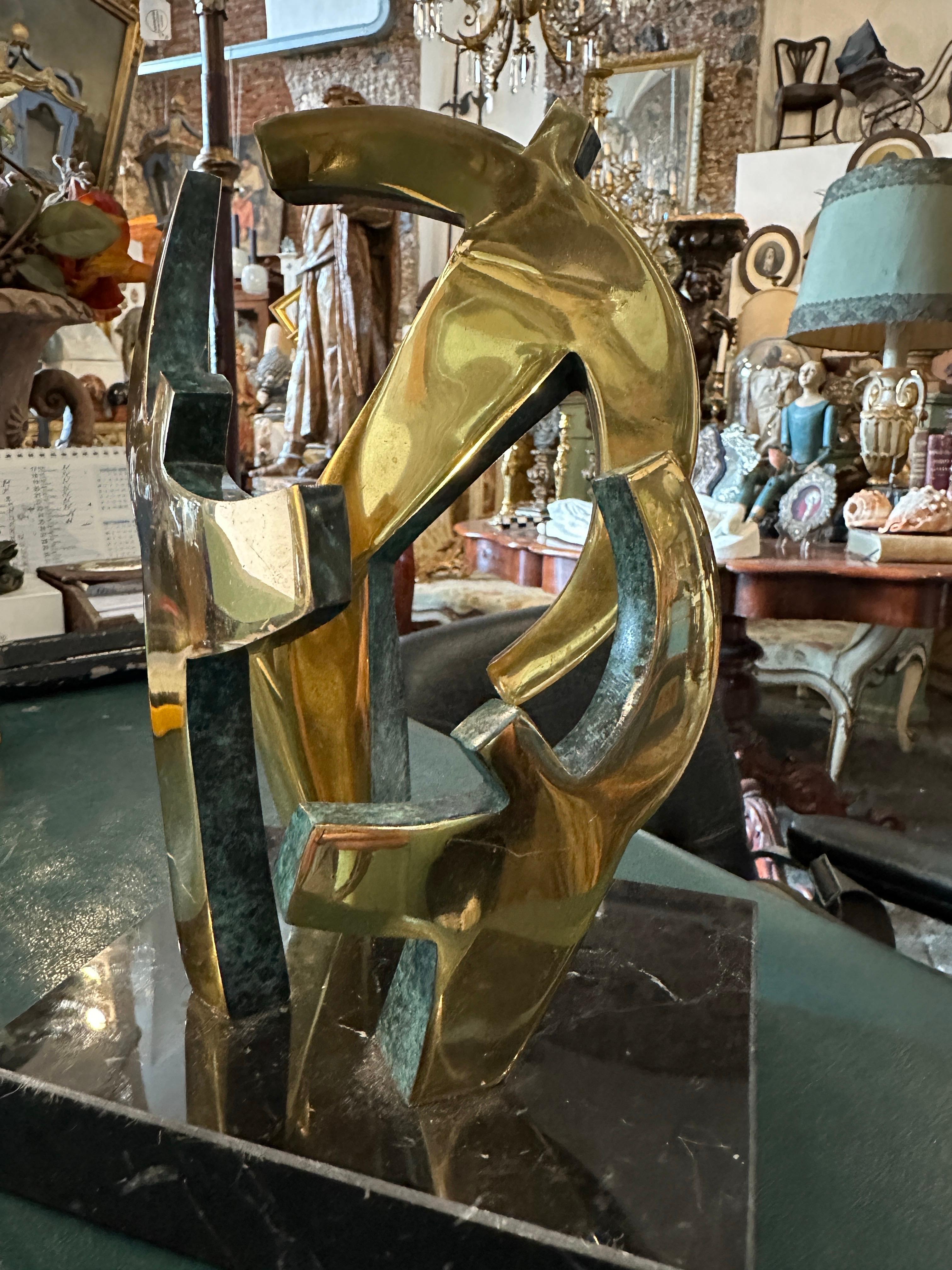 Escultura modernista de bronce dorado y mármol de los años 90 de Gaudio en venta 5