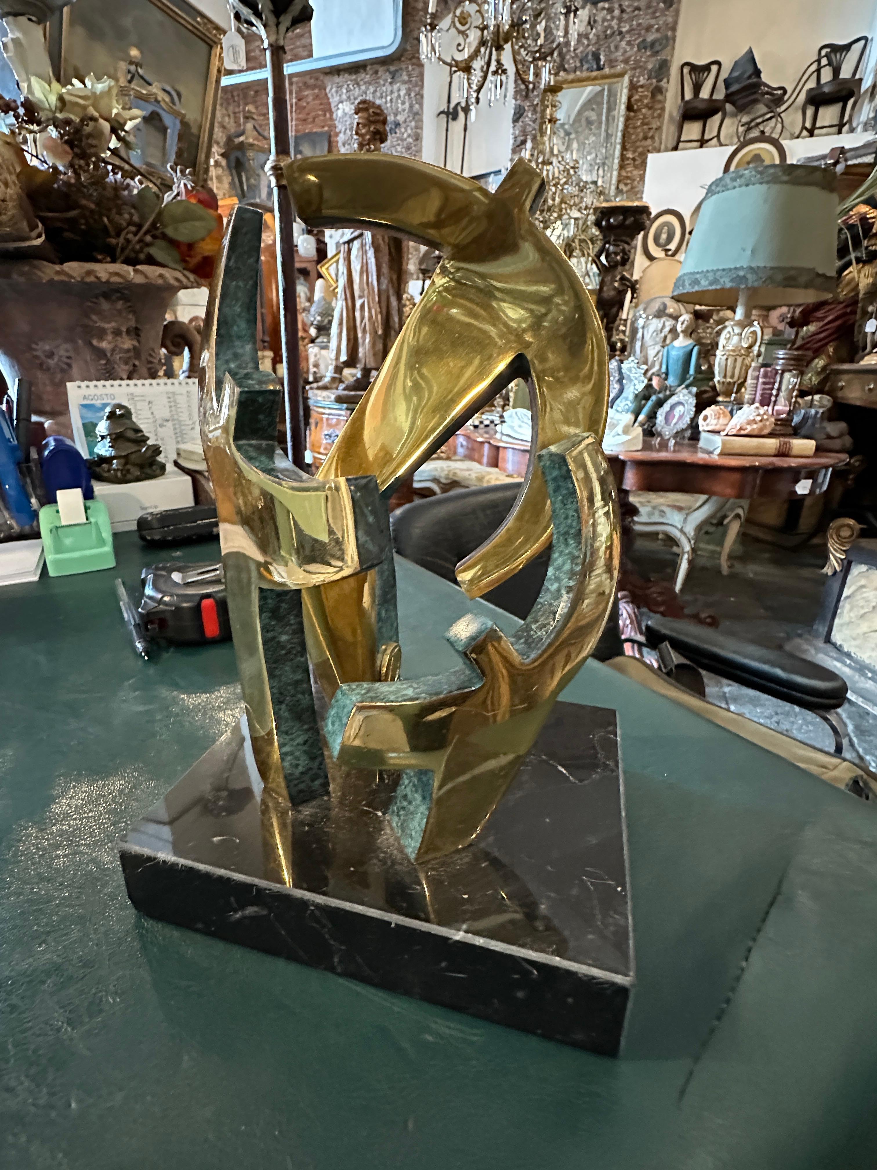 Escultura modernista de bronce dorado y mármol de los años 90 de Gaudio Posmoderno en venta