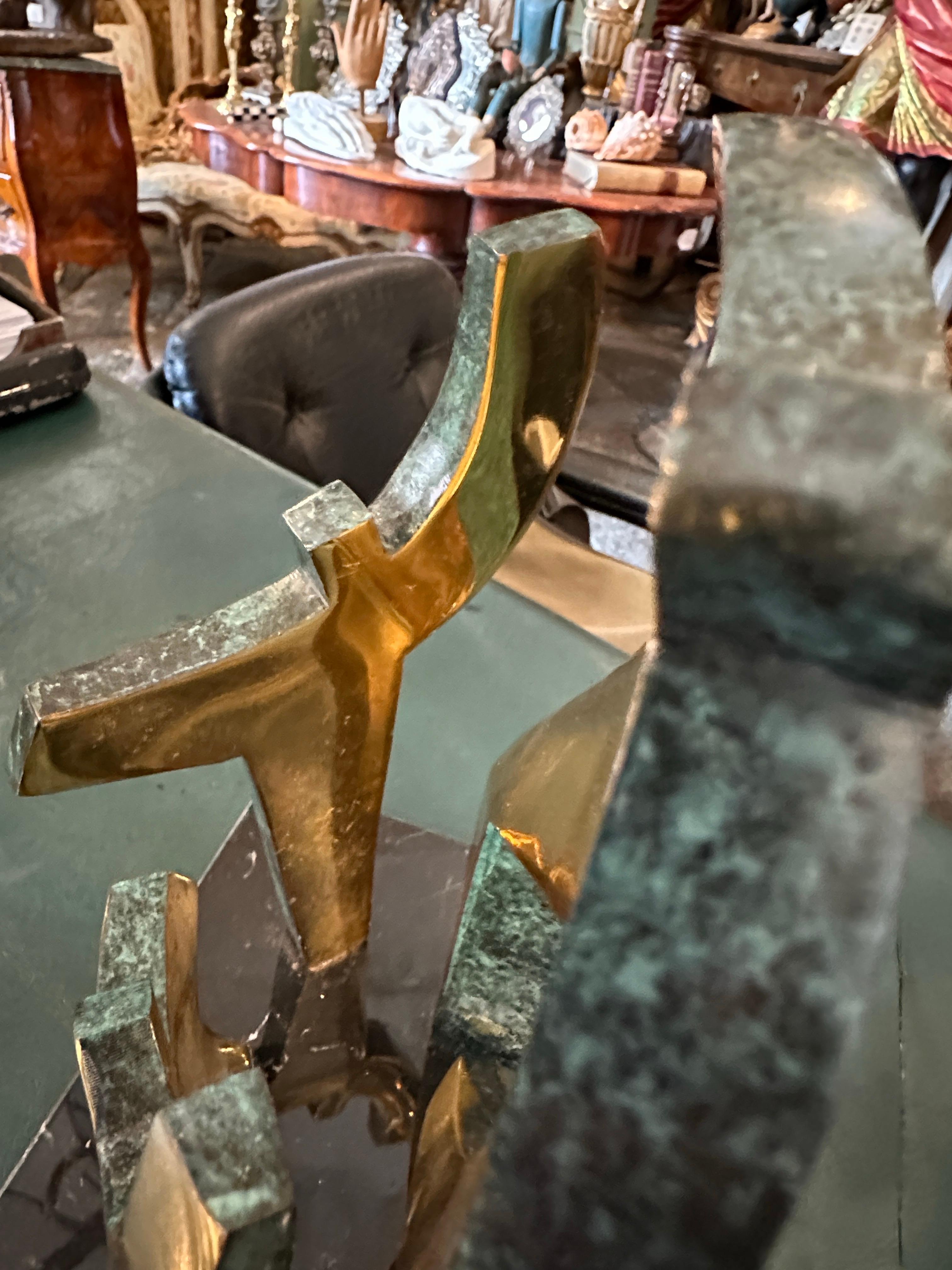 Escultura modernista de bronce dorado y mármol de los años 90 de Gaudio en Excelente estado para la venta en Aci Castello, IT