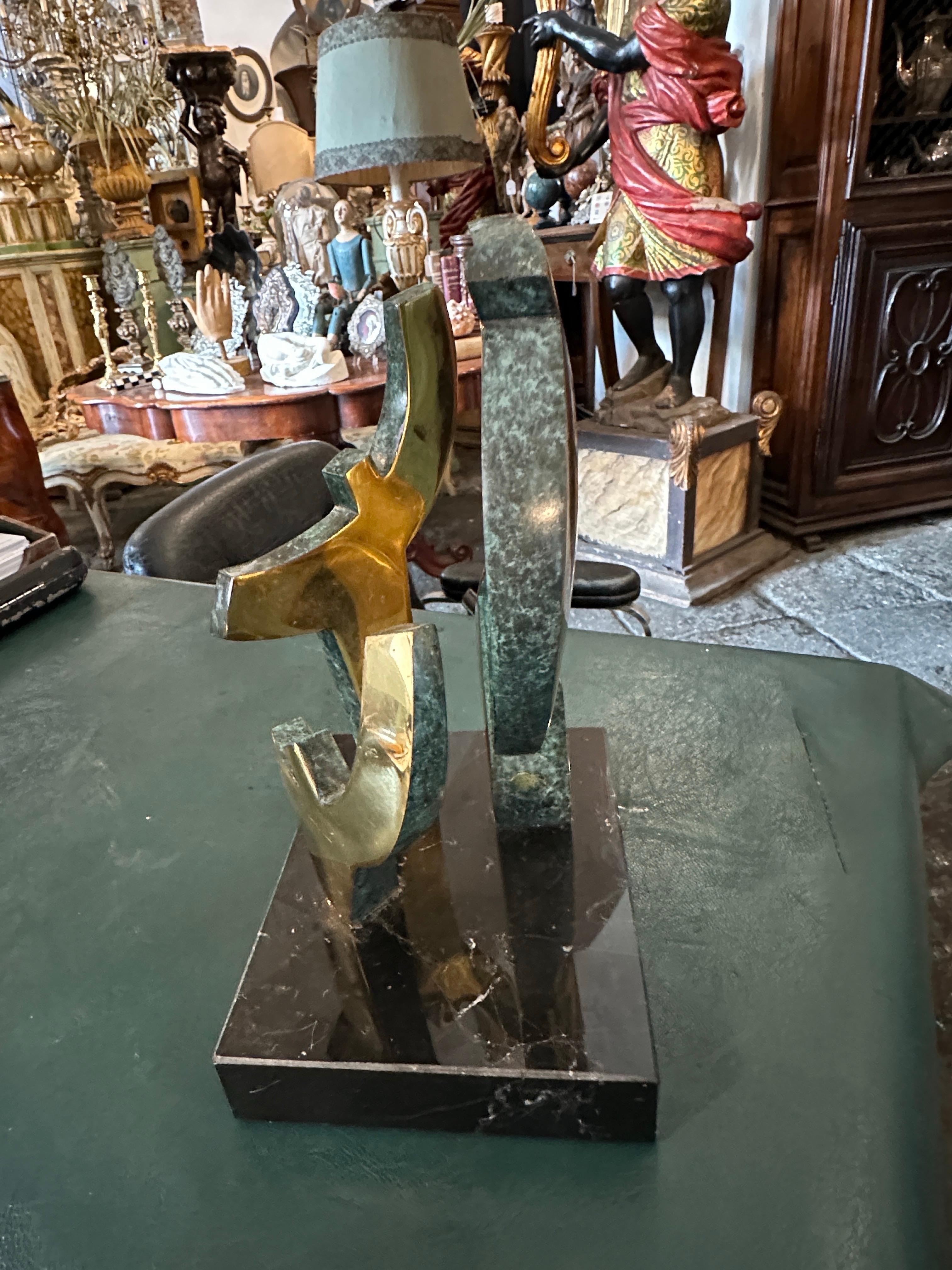 Escultura modernista de bronce dorado y mármol de los años 90 de Gaudio Bronce en venta