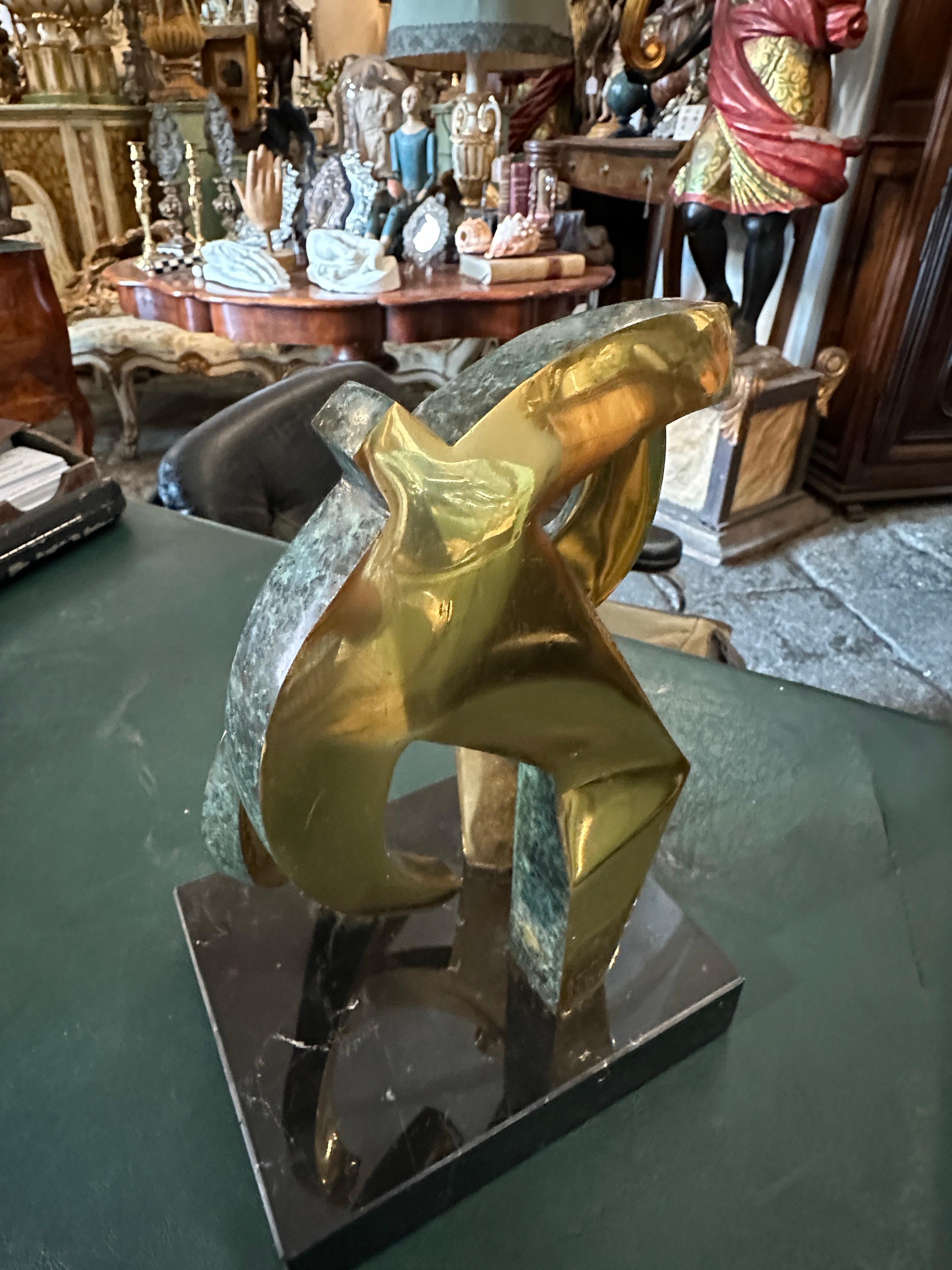 Escultura modernista de bronce dorado y mármol de los años 90 de Gaudio en venta 1