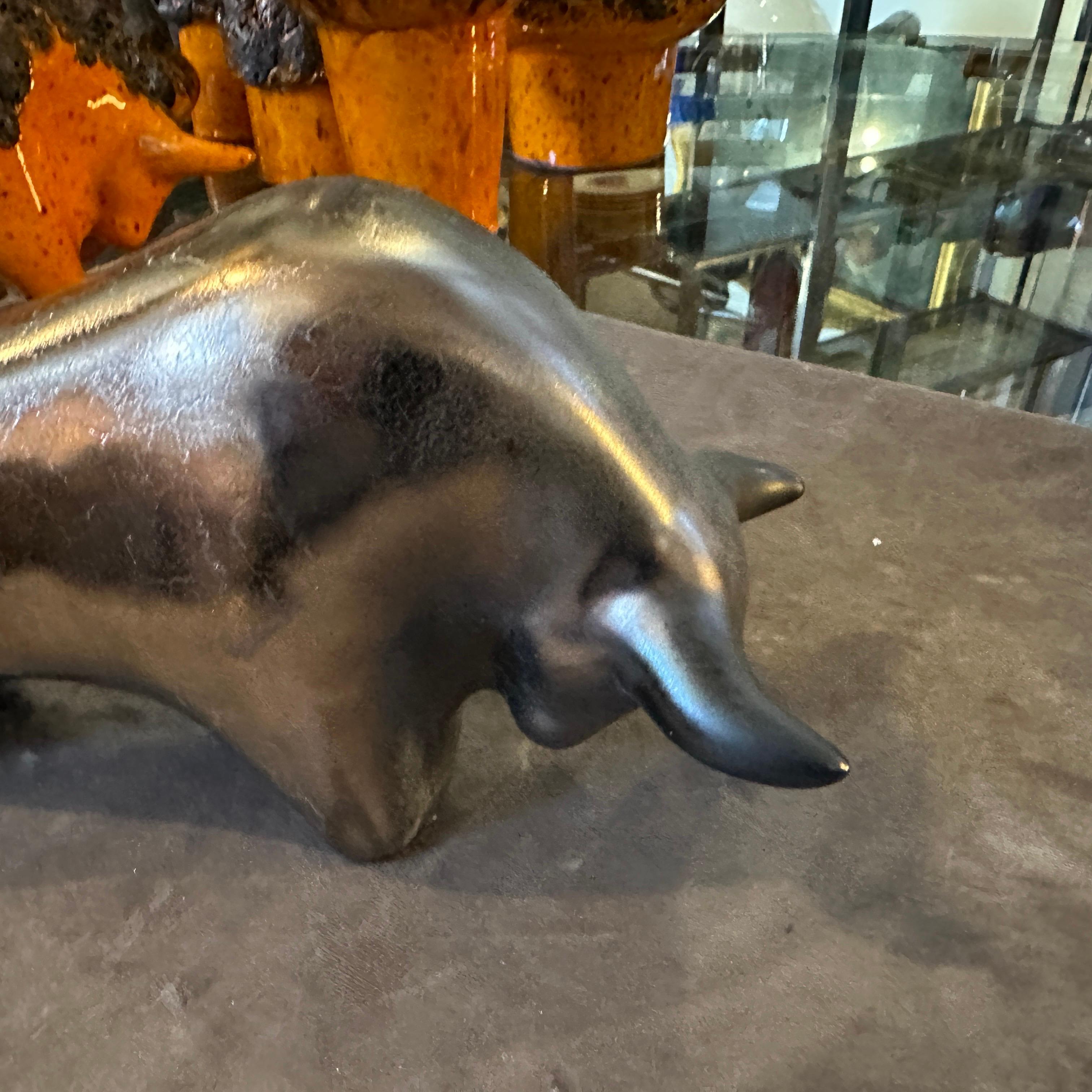 Ce taureau en céramique d'Otto Keramik est une pièce d'art en céramique saisissante et unique qui incarne l'esthétique du design de l'époque. Créée par le célèbre studio de poterie allemand Otto Keramik, cette sculpture témoigne de l'audace et de la
