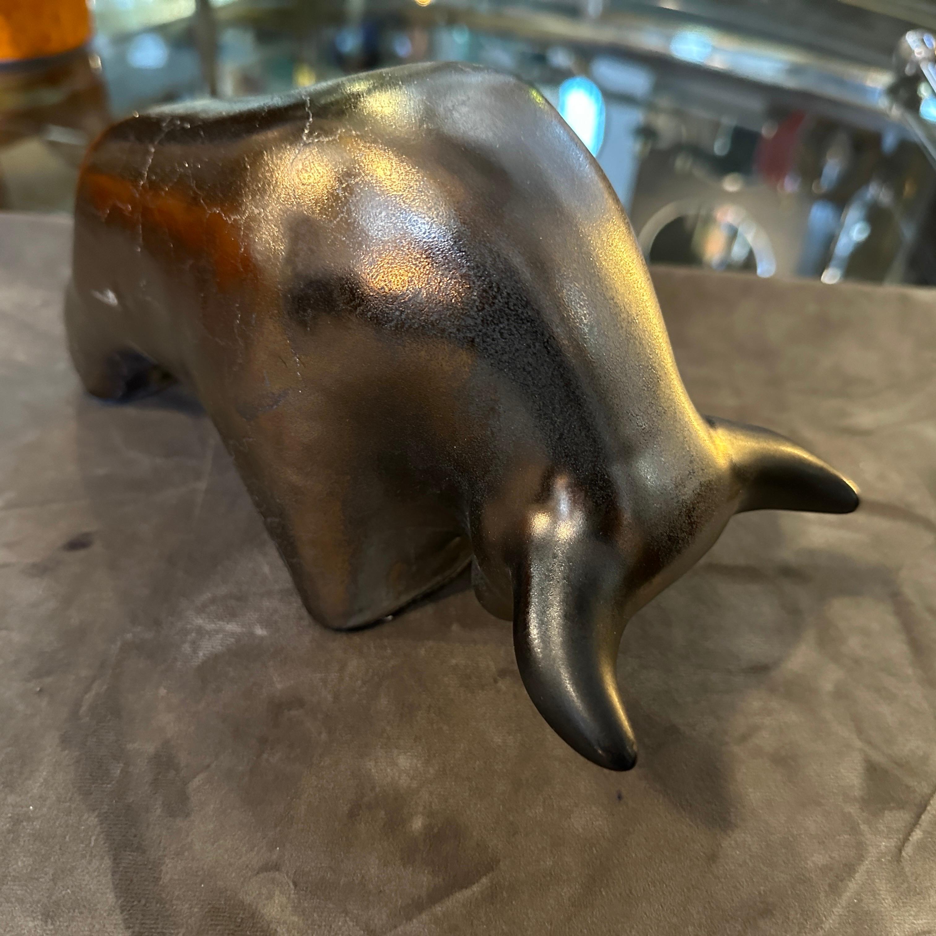 Allemand Taureau allemand moderniste des années 1990 en céramique de lave grise et noire en vente