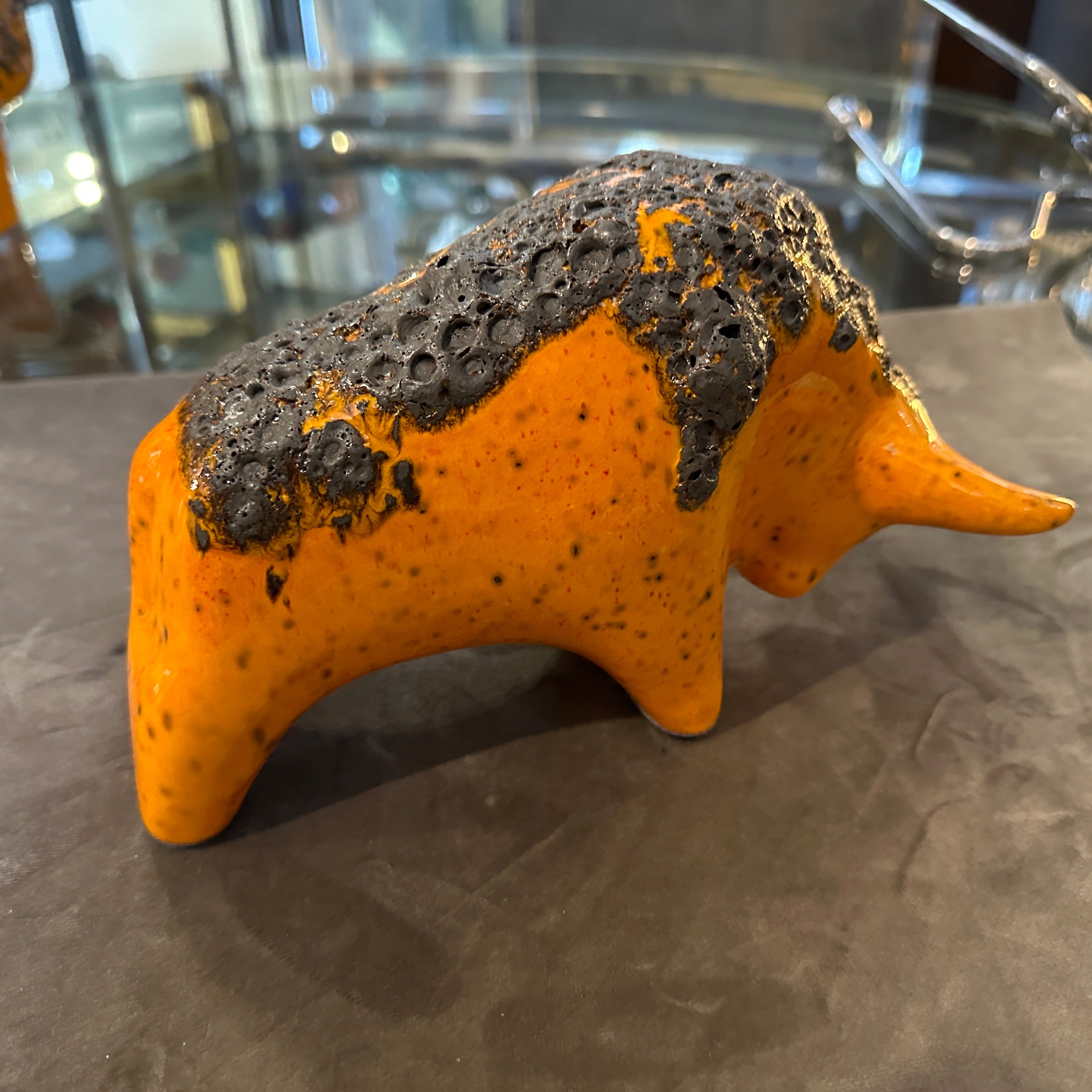 Dieser keramische Stier von Otto Keramik ist ein auffallendes und einzigartiges Stück Keramikkunst, das die Designästhetik der damaligen Zeit verkörpert. Diese vom renommierten deutschen Studio Otto Keramik geschaffene Skulptur zeigt die Kühnheit