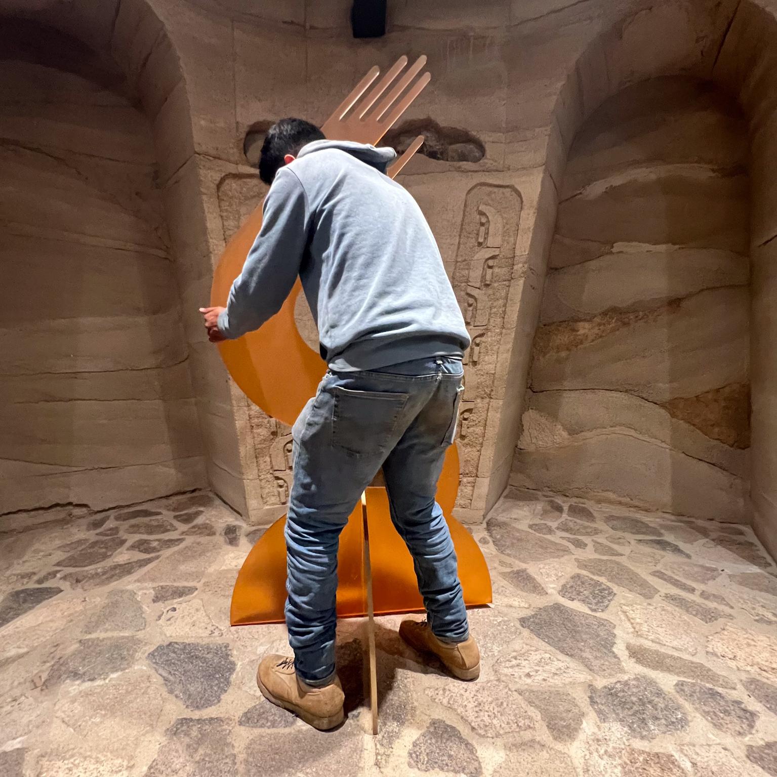 XX secolo Scultura a mano arancione di grandi dimensioni in stile Pop Art modernista degli anni '90 in vendita