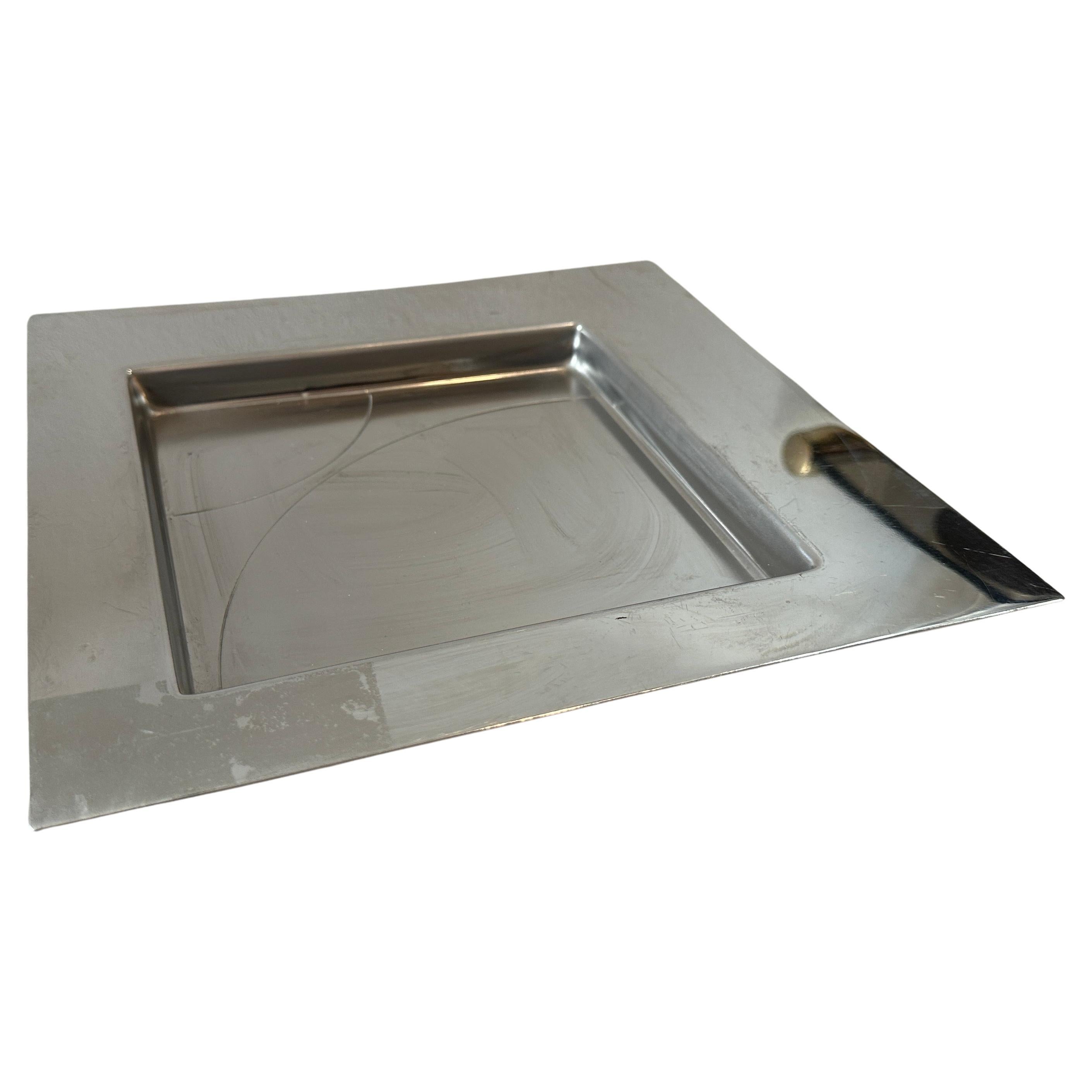 A silver plated square tray designed by Mattia Pastorino for Forme Contemporanee di Cleto Munari, other important designers like Carlo Scarpa and Gio Ponti cooperate for this series of item, it's in good condition overall. The tray embodies a