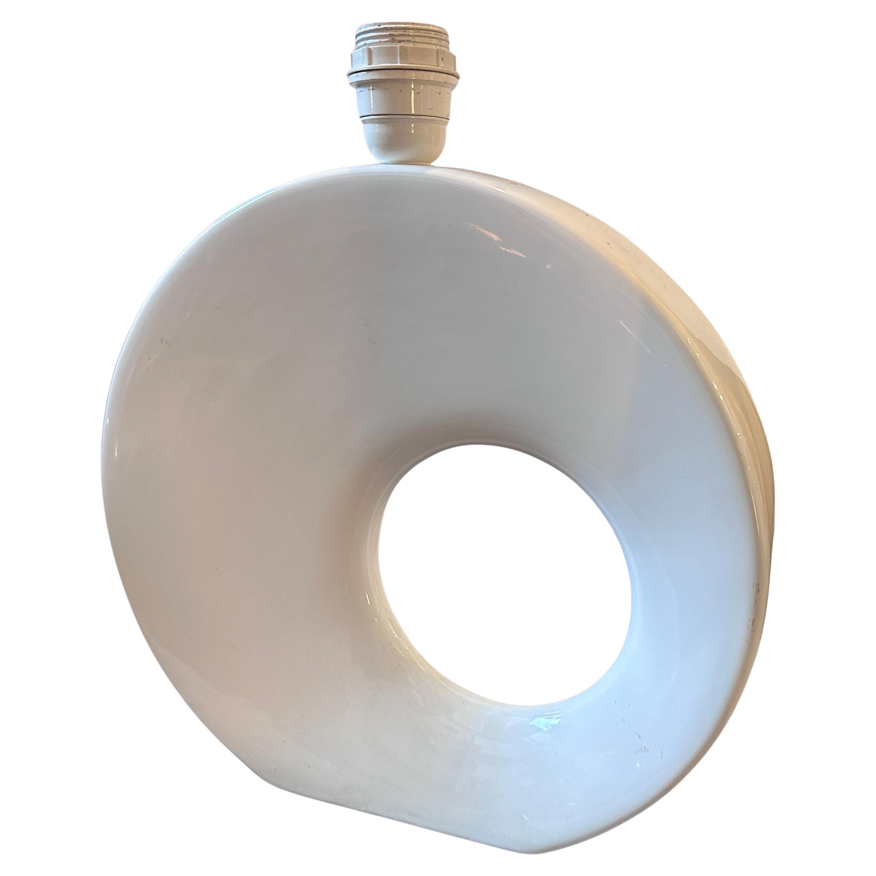 Lampe de table moderniste en porcelaine blanche conçue et fabriquée en Allemagne par Rosenthal dans les années 90, la base en porcelaine a une forme ronde avec un trou asymétrique au milieu, le nouvel abat-jour est cylindrique en tissu noir, le tout
