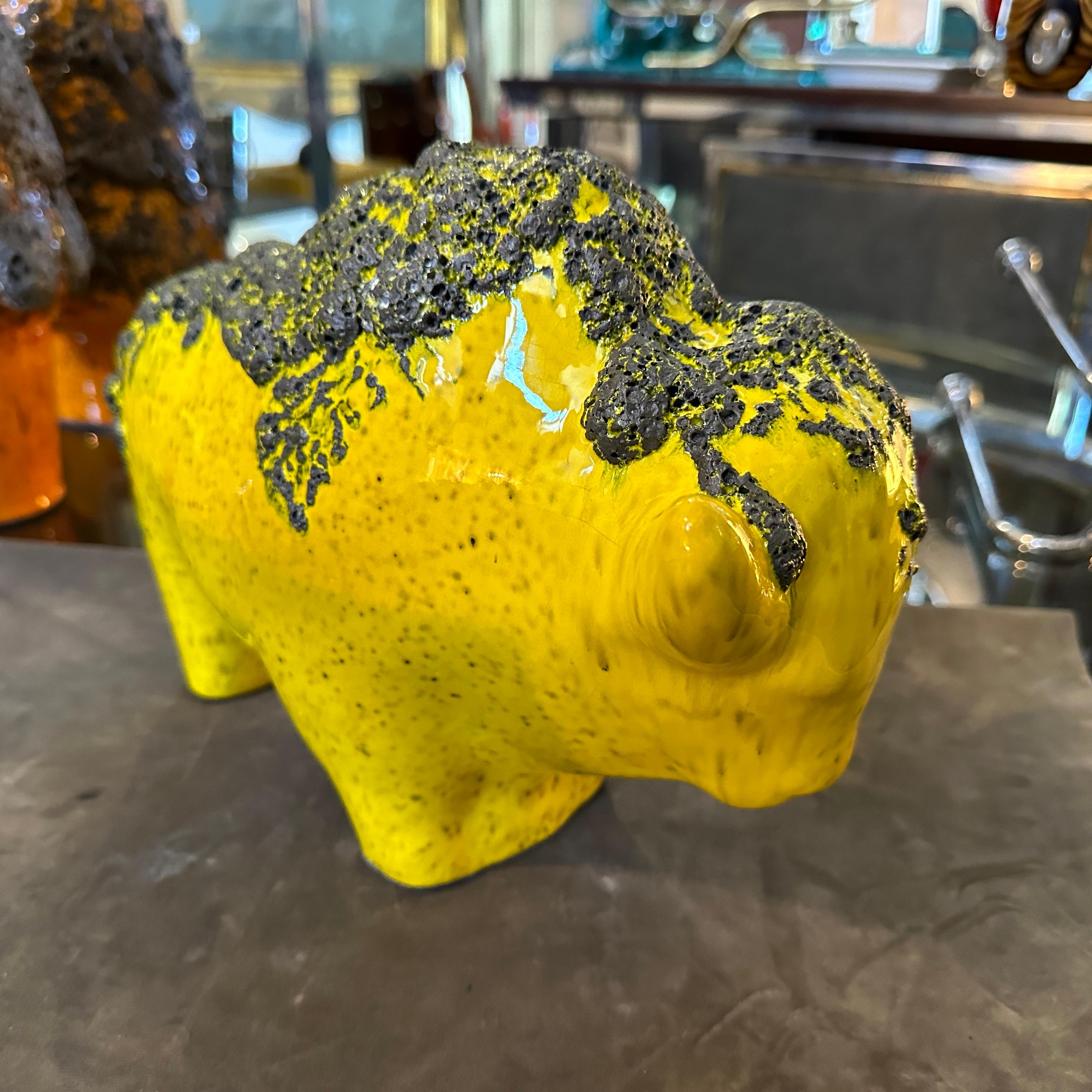 Ce bison en céramique d'Otto Keramik est une pièce d'art en céramique saisissante et unique qui incarne l'esthétique du design de l'époque. Créée par le célèbre studio de poterie allemand Otto Keramik, cette sculpture témoigne de l'audace et de la