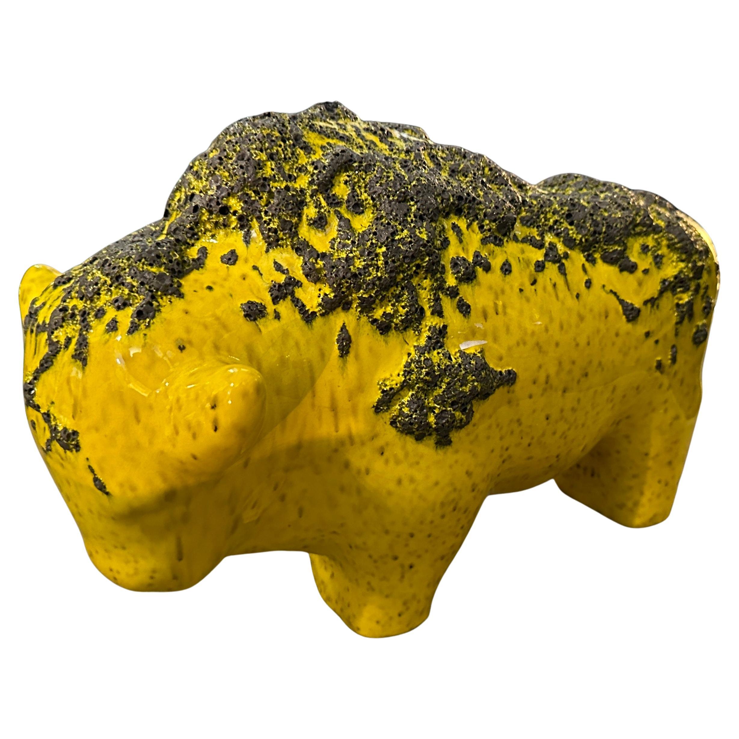 Bisonte alemán de cerámica de lava gorda amarilla y negra modernista de los años 90