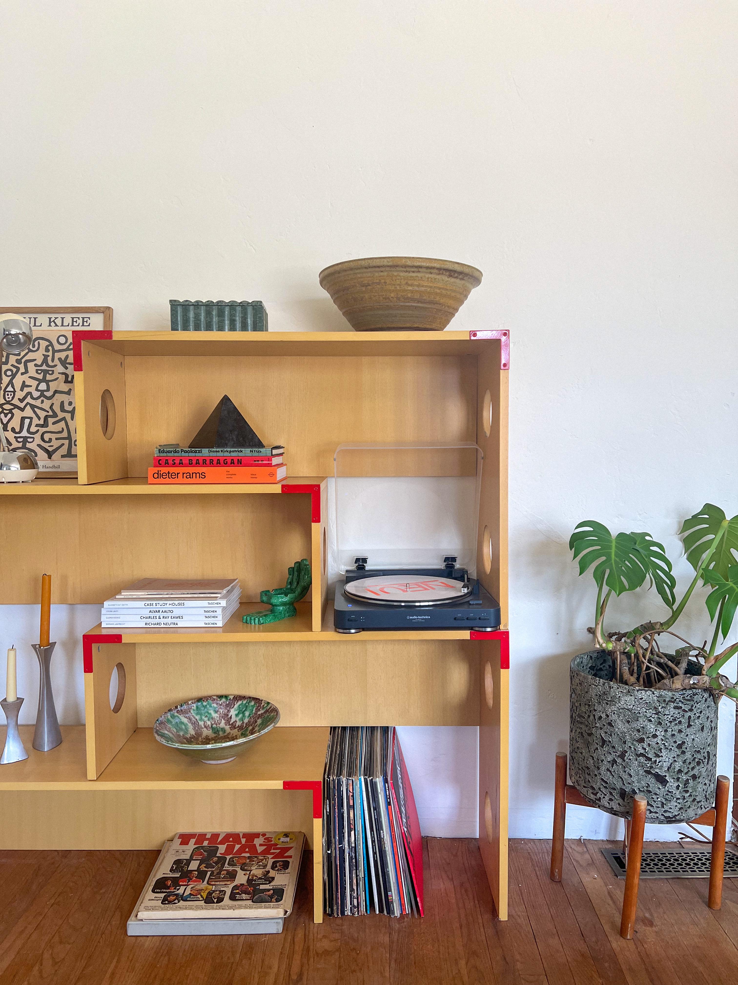 Estantería modular postmoderna de abedul de los años 90 al estilo de Philippe Starck en Bueno estado para la venta en La Mesa, CA