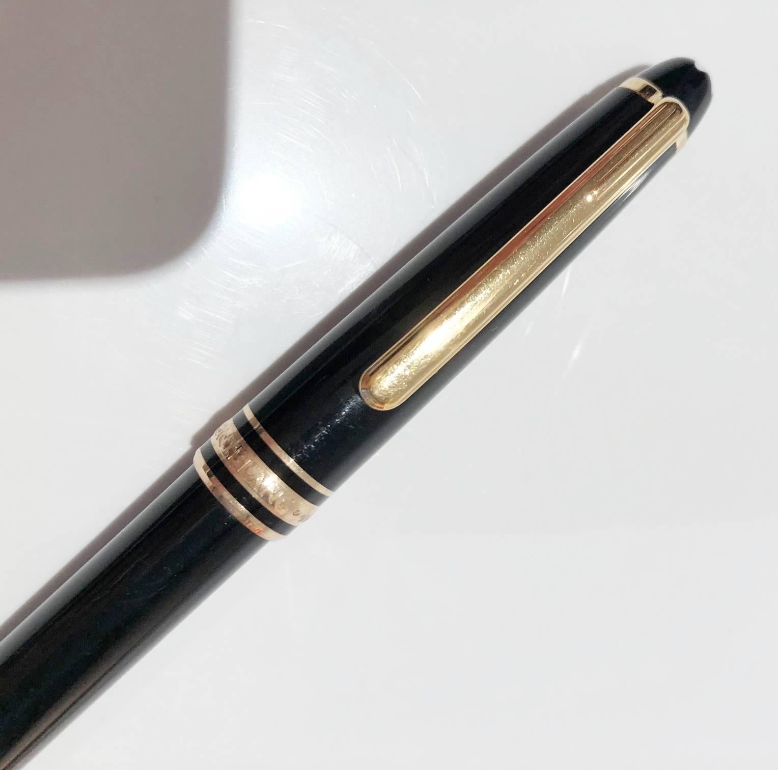 FREE UK and WORLDWIDE DELIVERY 

Montblanc Meisterstück Classique ballpoint pen in black precious resin
The ballpoint features a simple twist mechanism to ensure the ink cartridge is protected when not in use.
The cap of the pen is decorated with a