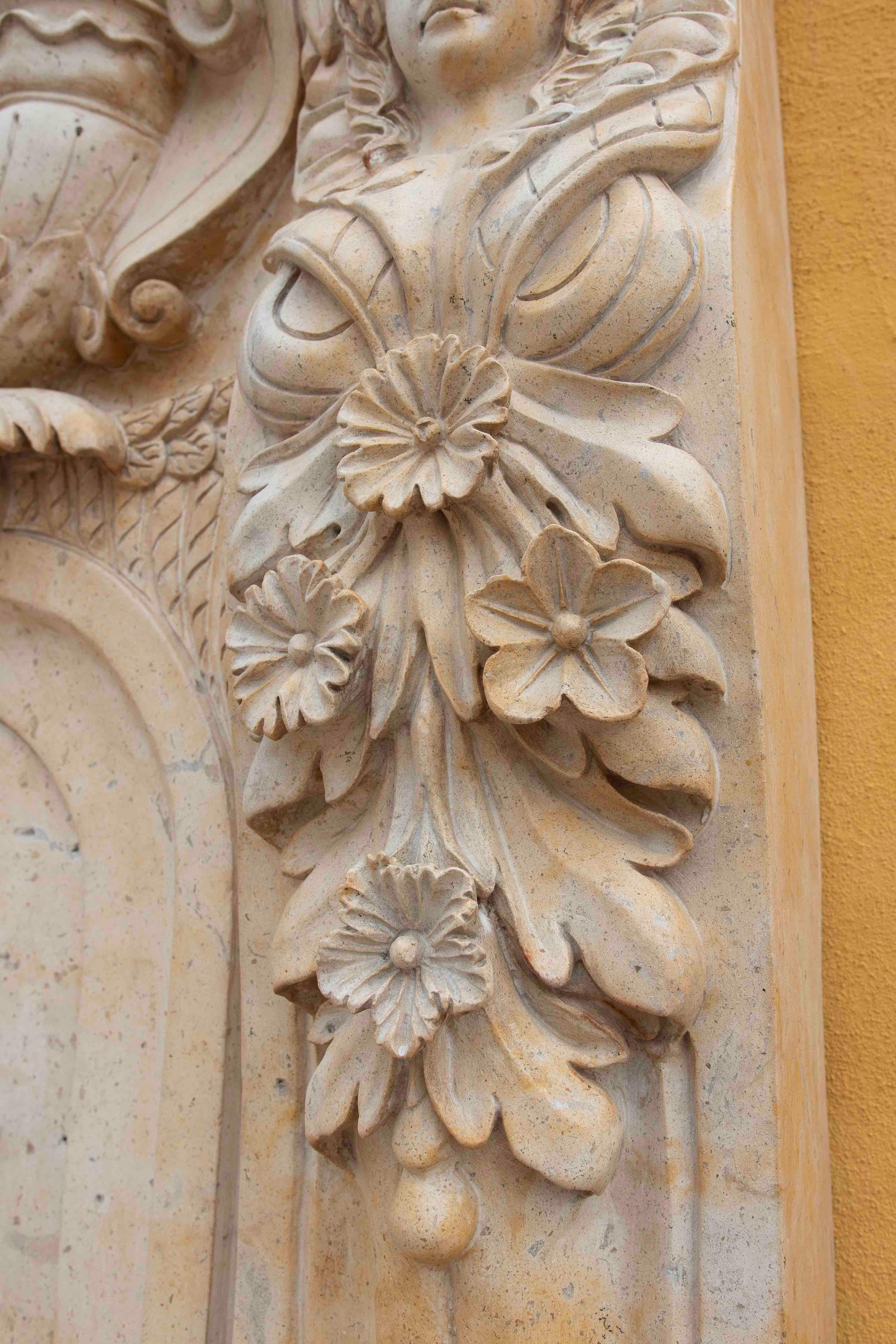 Fuente monumental de mármol tallado de los años 90 con cabeza de león y ornamento clásico en venta 3