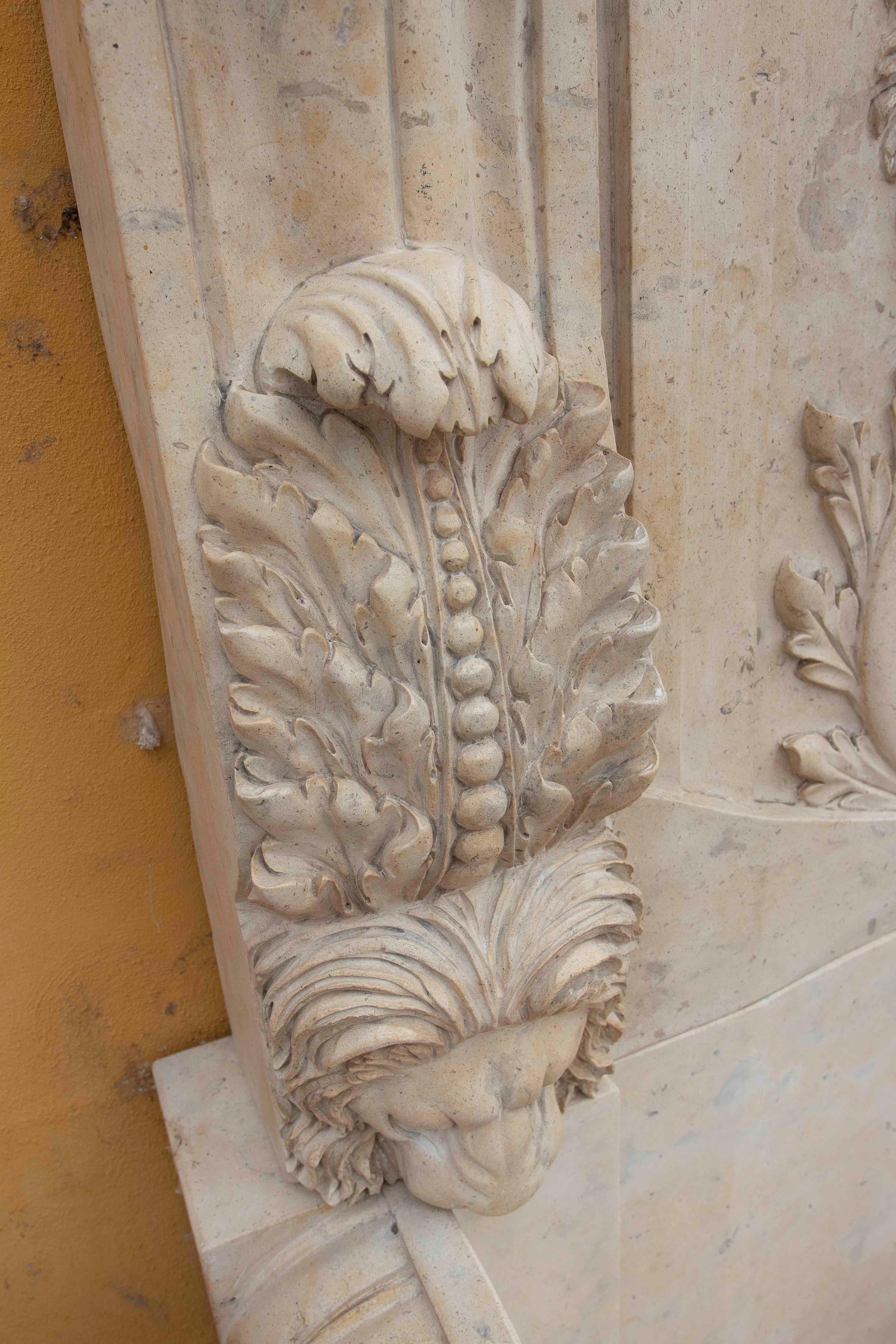 Fuente monumental de mármol tallado de los años 90 con cabeza de león y ornamento clásico en venta 6