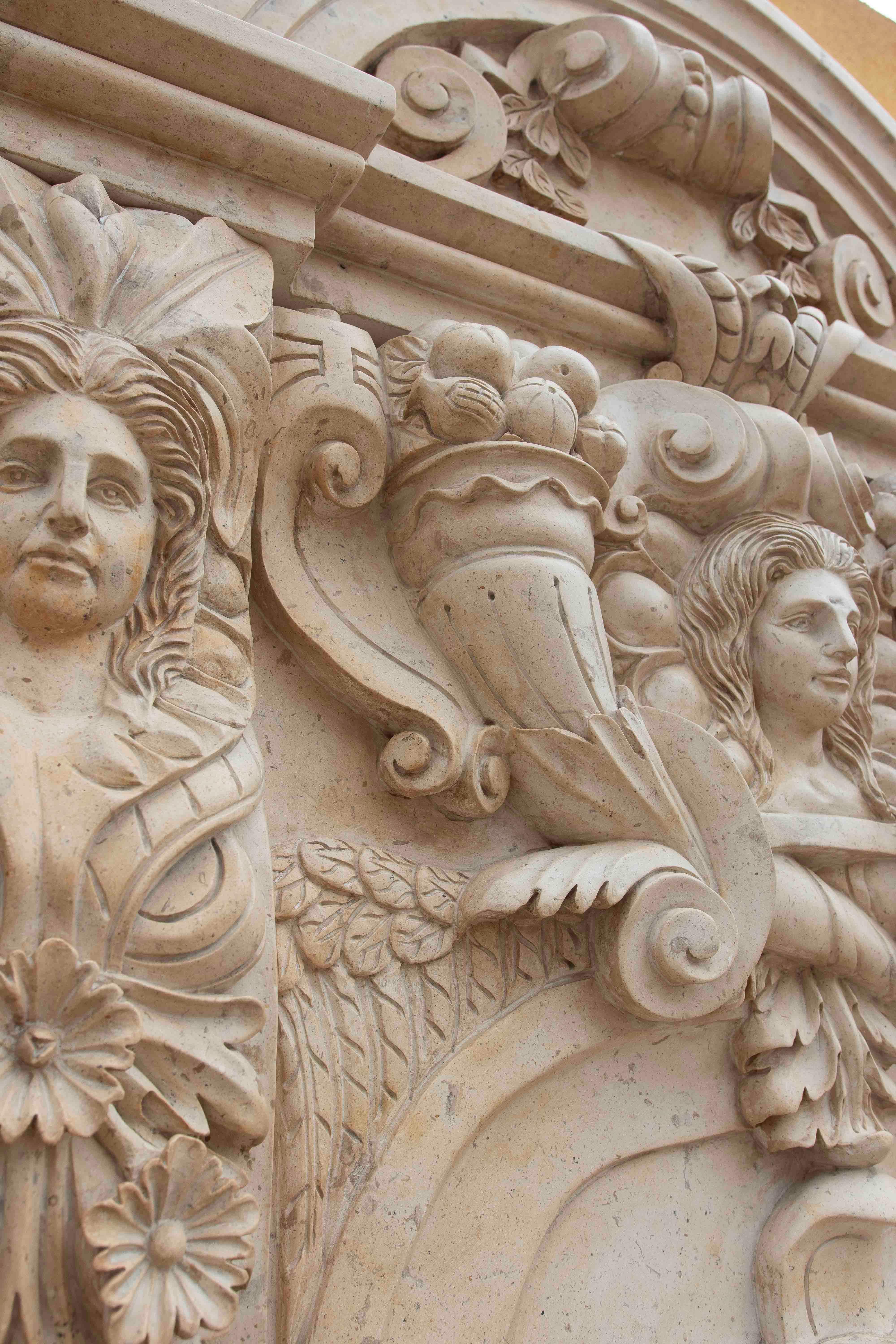 Fuente monumental de mármol tallado de los años 90 con cabeza de león y ornamento clásico en venta 7