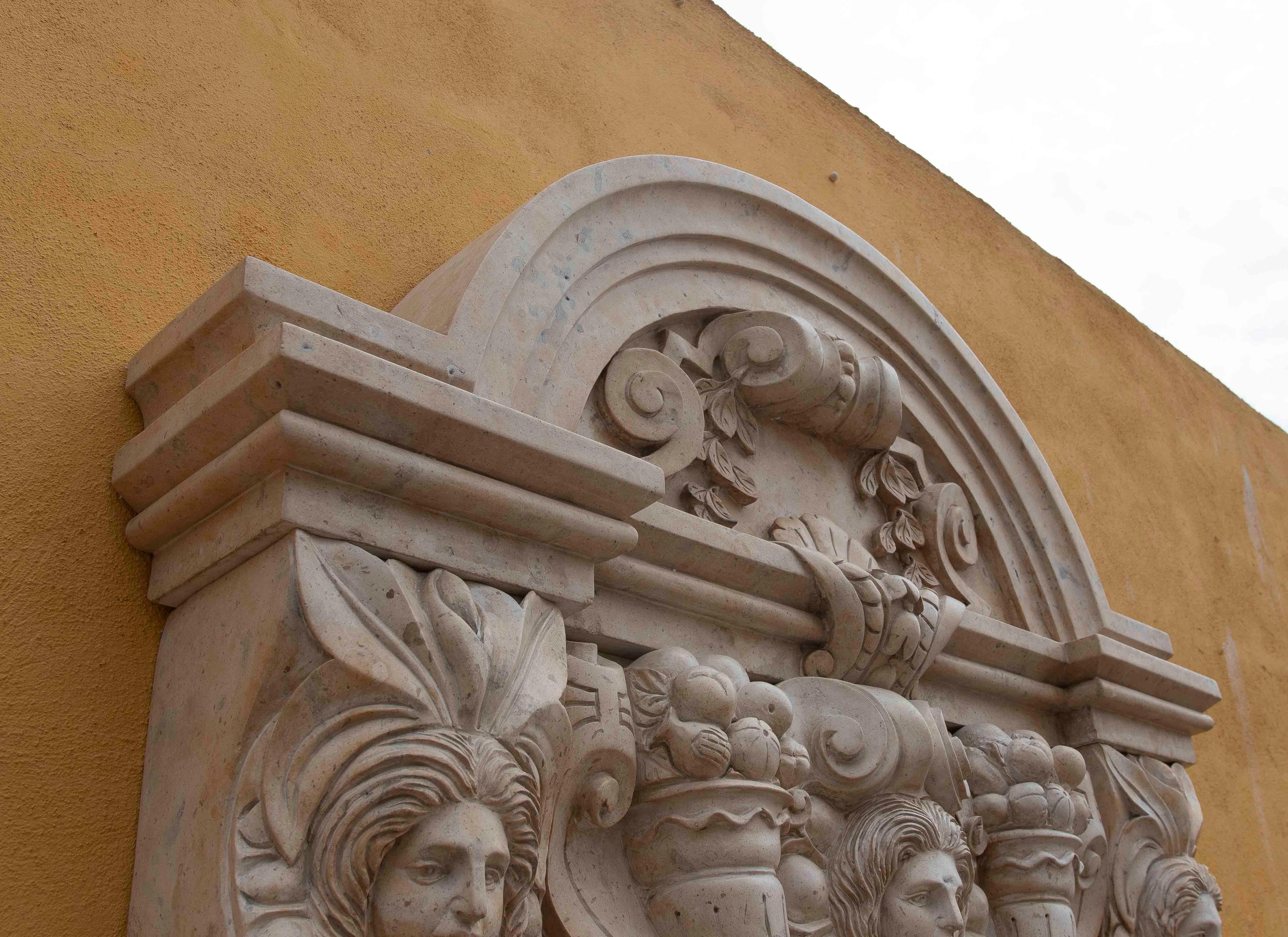 Fuente monumental de mármol tallado de los años 90 con cabeza de león y ornamento cl�ásico en venta 8