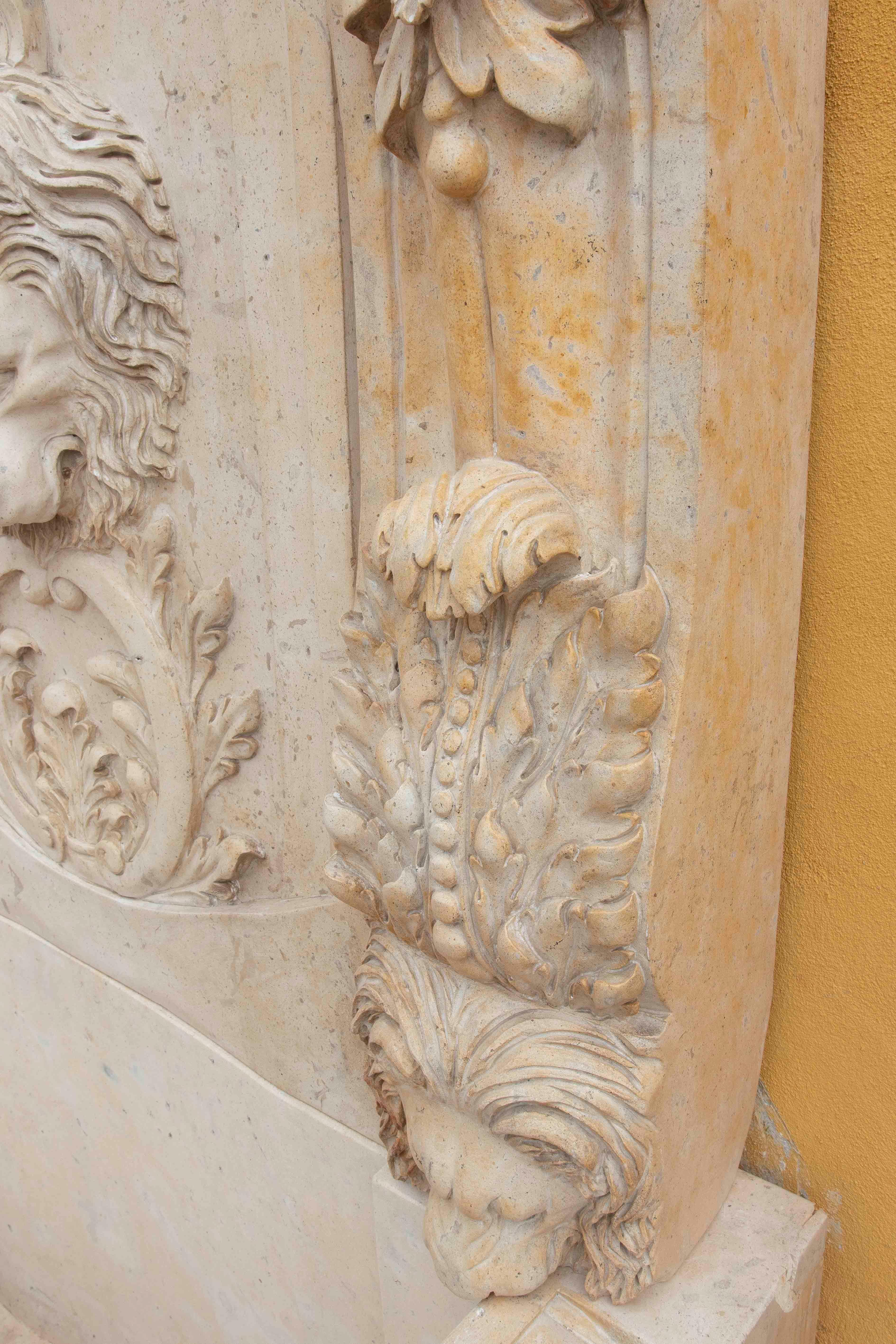 Fuente monumental de mármol tallado de los años 90 con cabeza de león y ornamento clásico Tallado a mano en venta