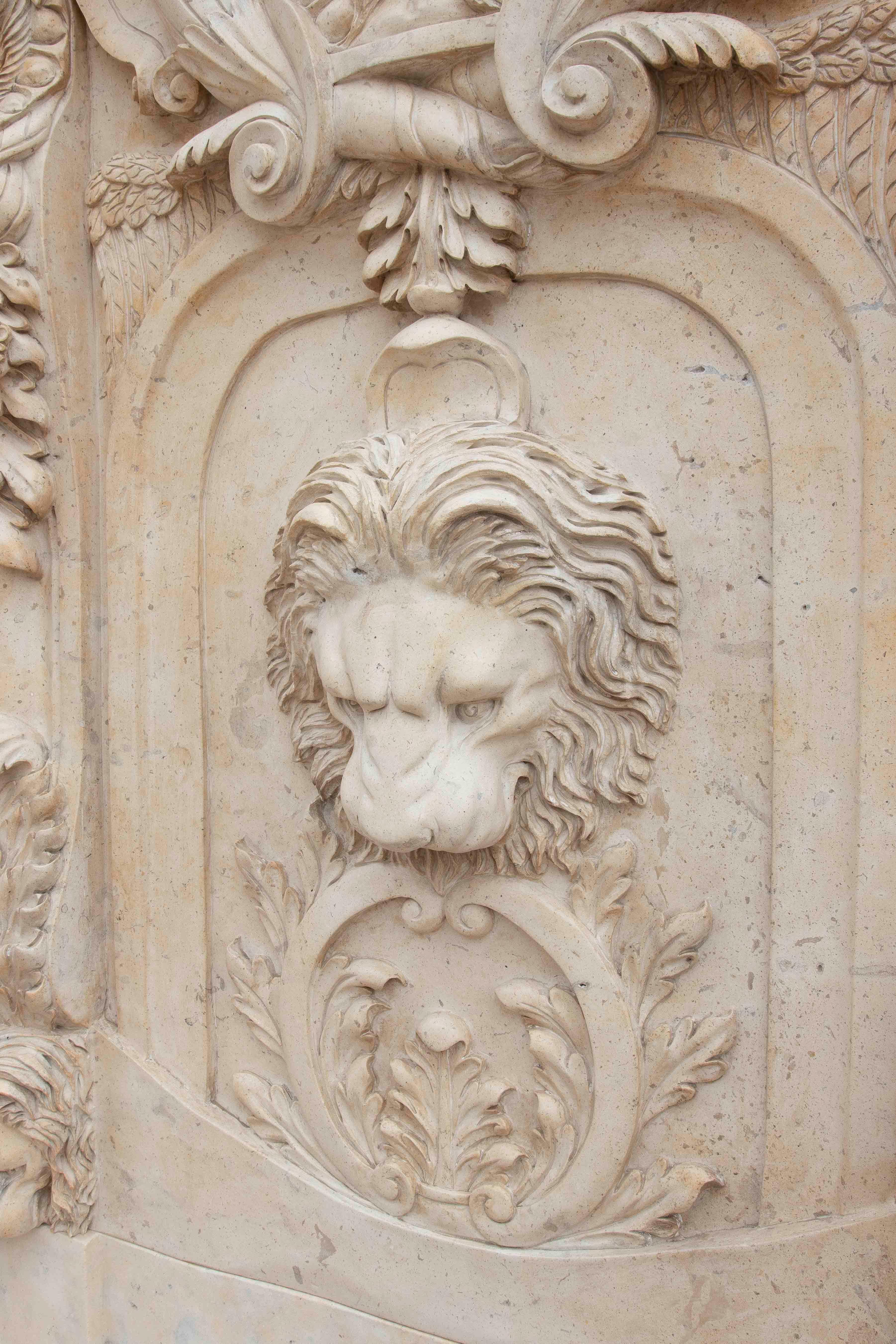 Fuente monumental de mármol tallado de los años 90 con cabeza de león y ornamento clásico en Bueno estado para la venta en Marbella, ES
