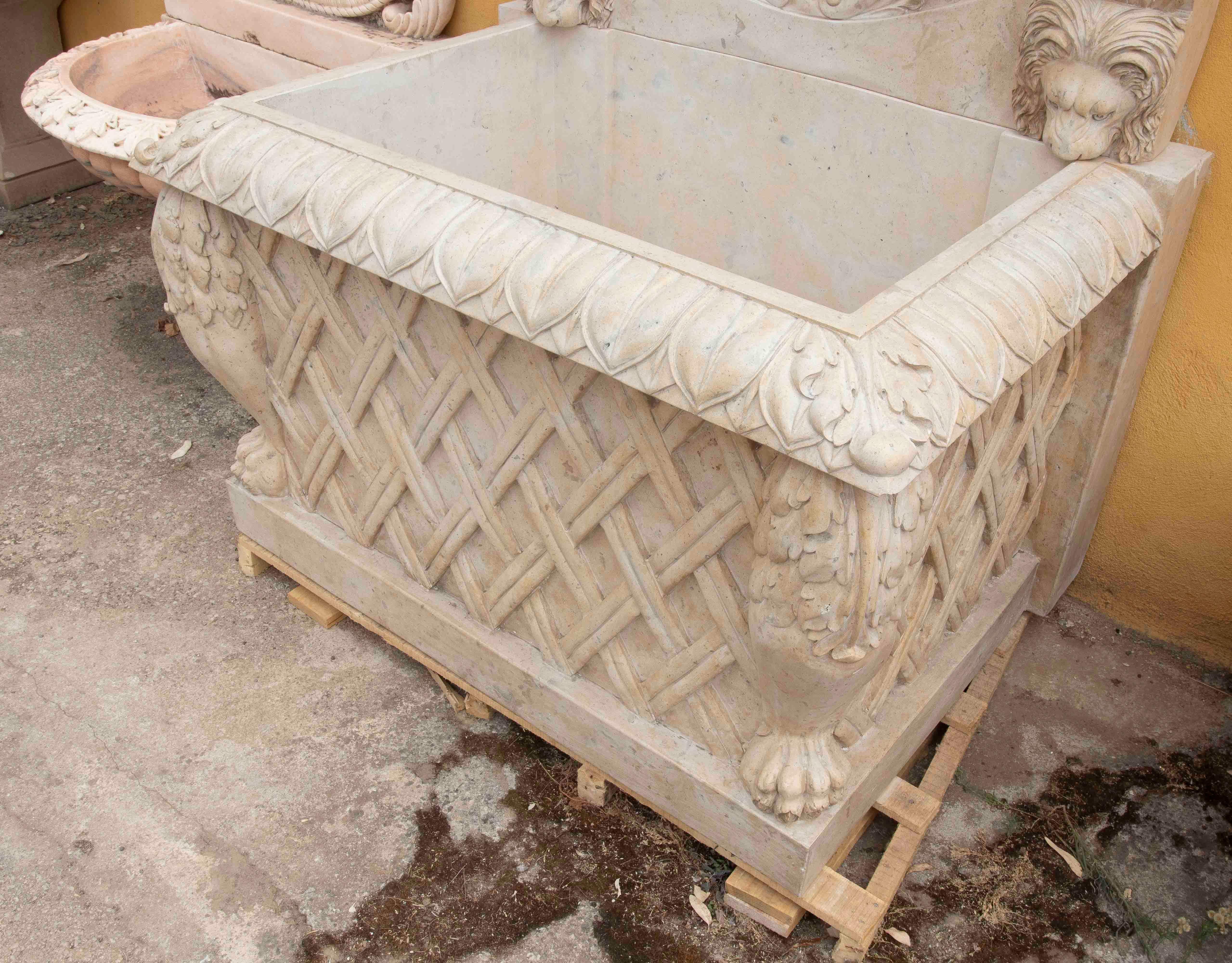 Fuente monumental de mármol tallado de los años 90 con cabeza de león y ornamento clásico Mármol en venta