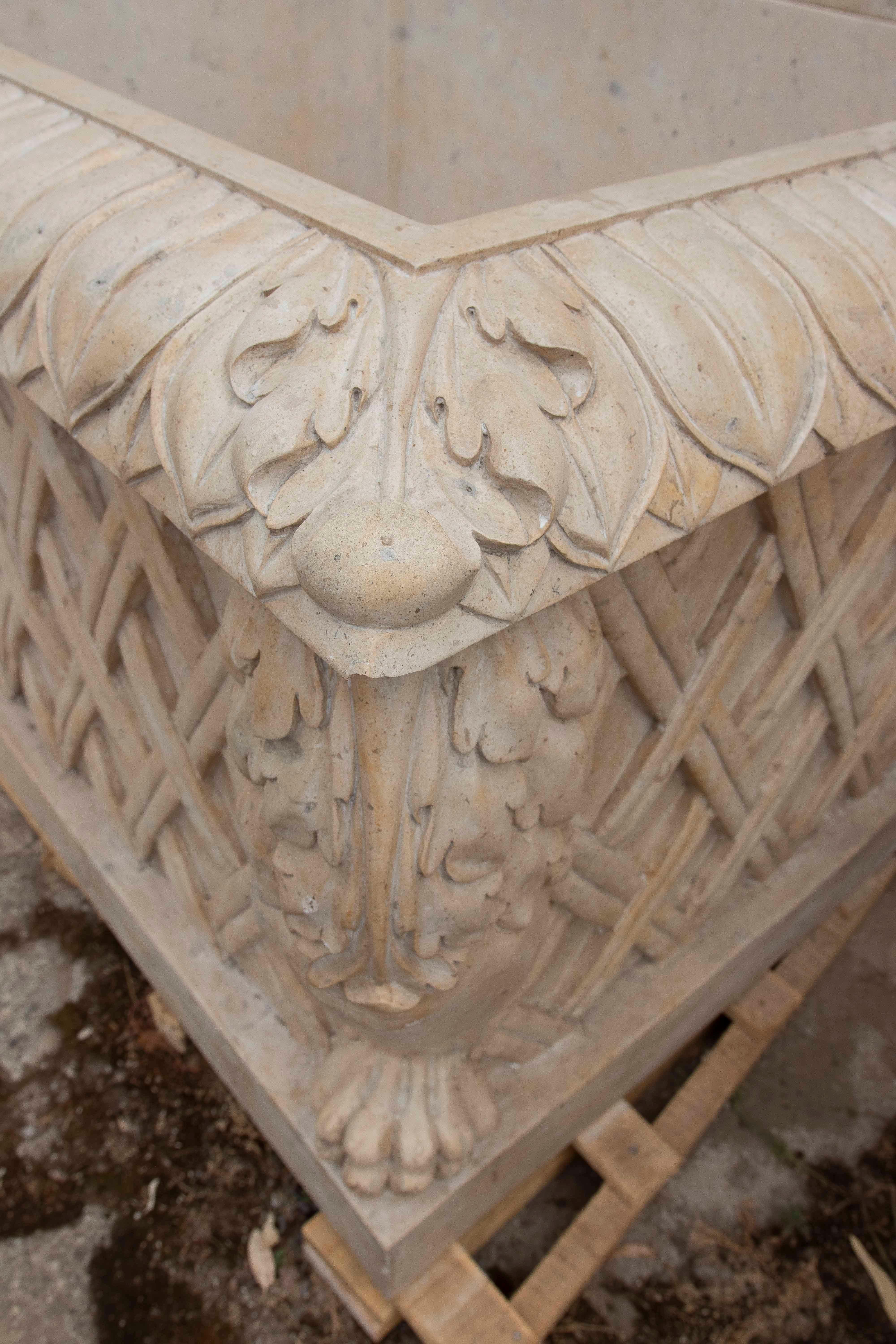 Fuente monumental de mármol tallado de los años 90 con cabeza de león y ornamento clásico en venta 1