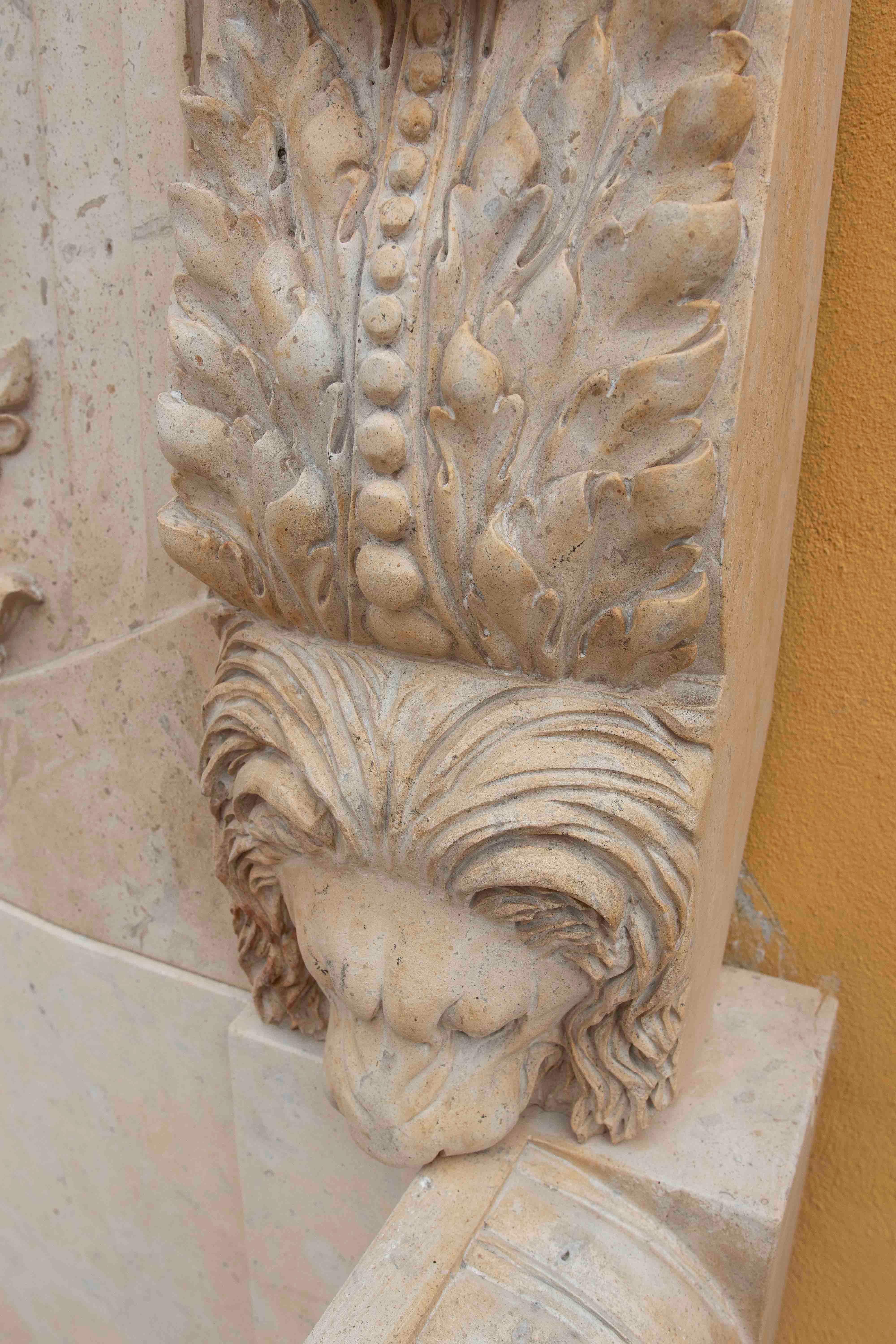 Fuente monumental de mármol tallado de los años 90 con cabeza de león y ornamento clásico en venta 2
