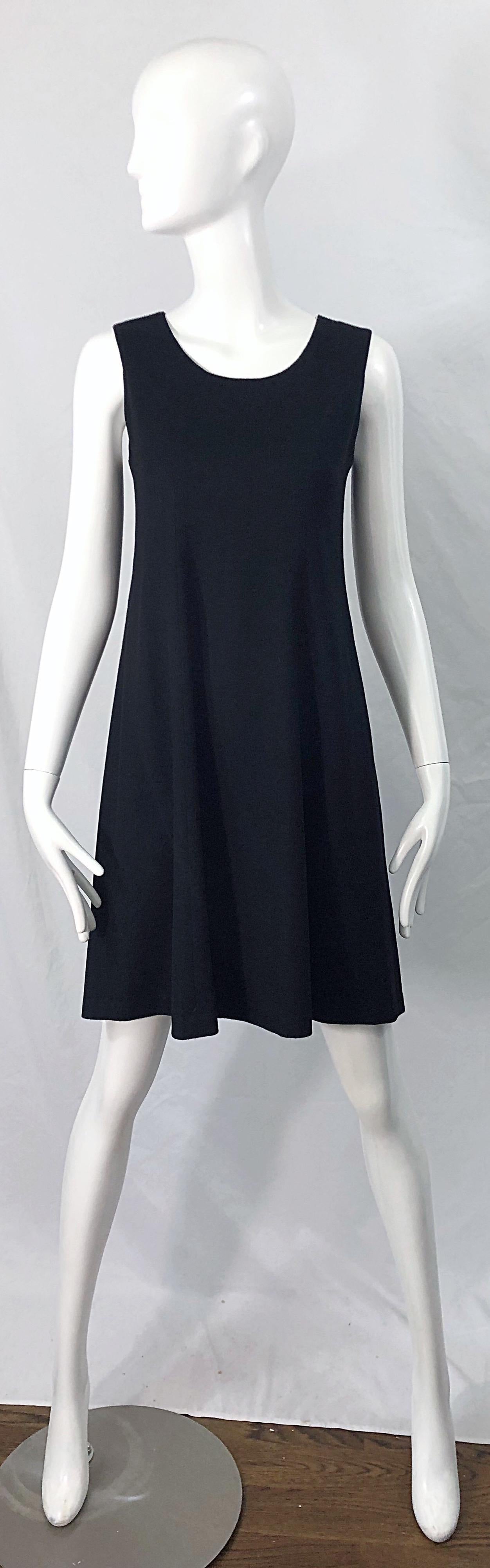 Minimalistischer Chic vom Feinsten in diesem ärmellosen schwarzen Wollkleid von MORGAN LE FAY by LILIANA CASBAL aus den 1990er Jahren! Dieses Kleid ist ein Paradebeispiel für die Minimalismus-Bewegung der 90er Jahre. Schmeichelhafte Form mit