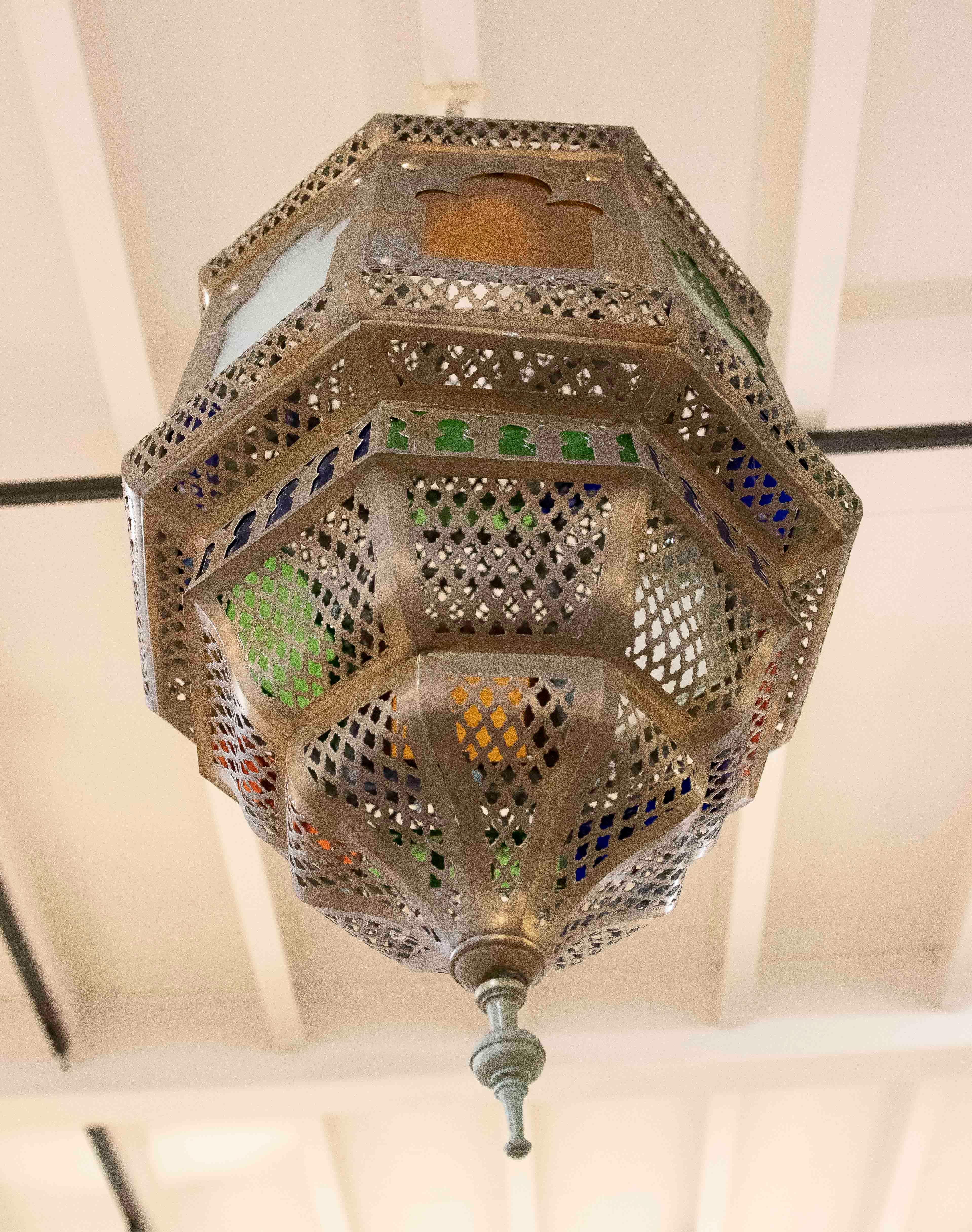 Lampada a sospensione marocchina del 1990 in ottone e vetro policromo in vendita 5