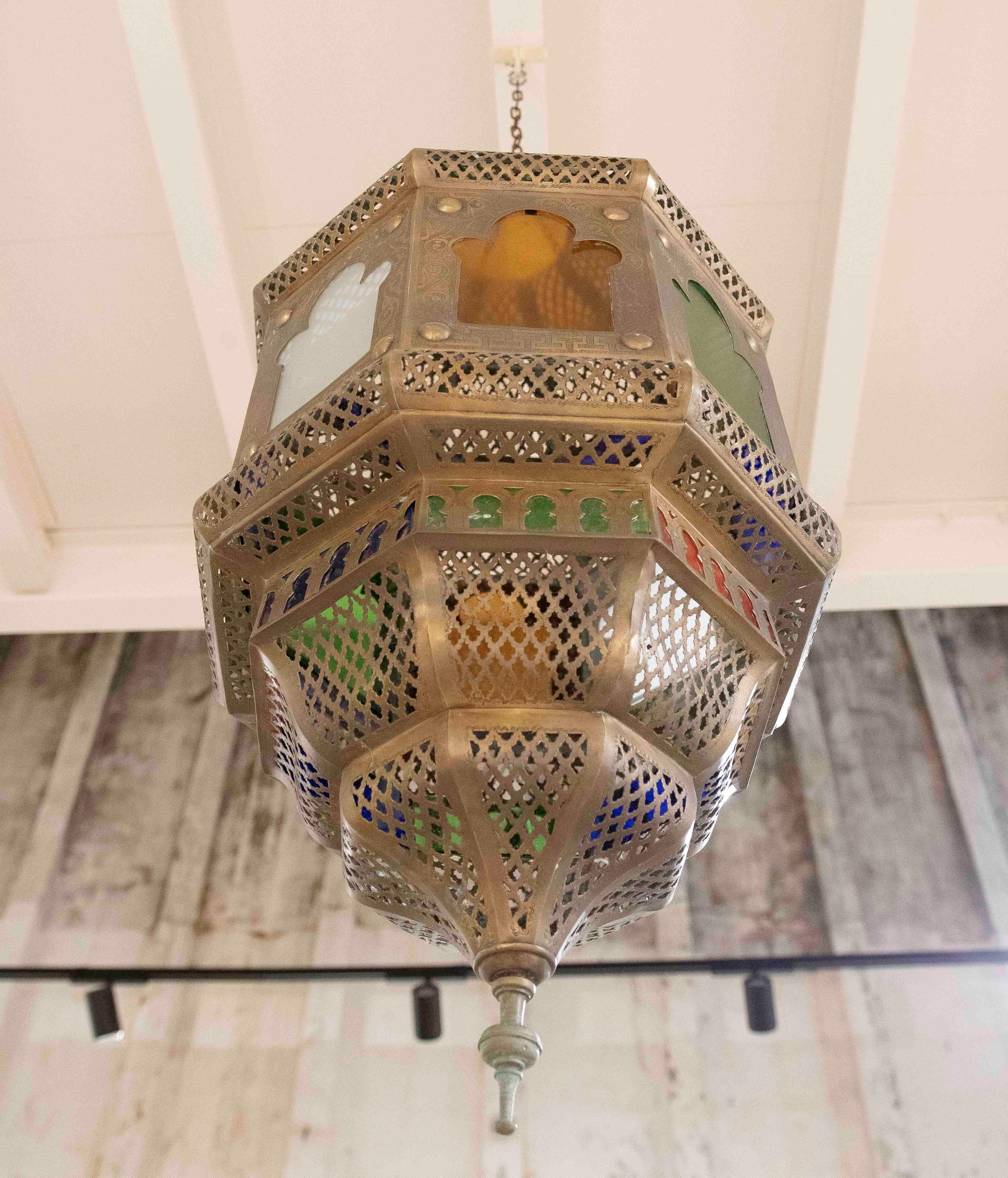 Lampada a sospensione marocchina del 1990 in ottone e vetro policromo In condizioni buone in vendita a Marbella, ES