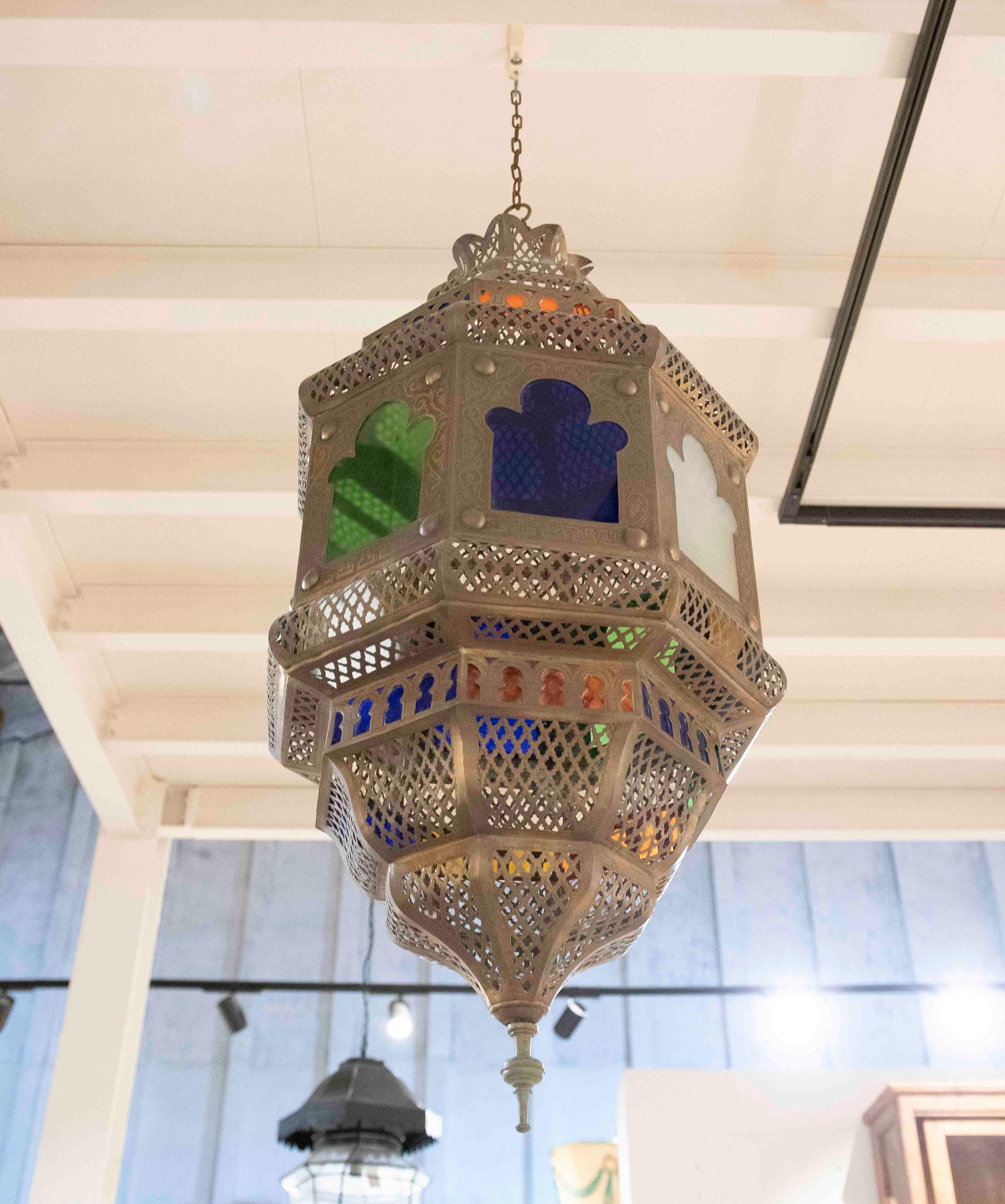 Ottone Lampada a sospensione marocchina del 1990 in ottone e vetro policromo in vendita