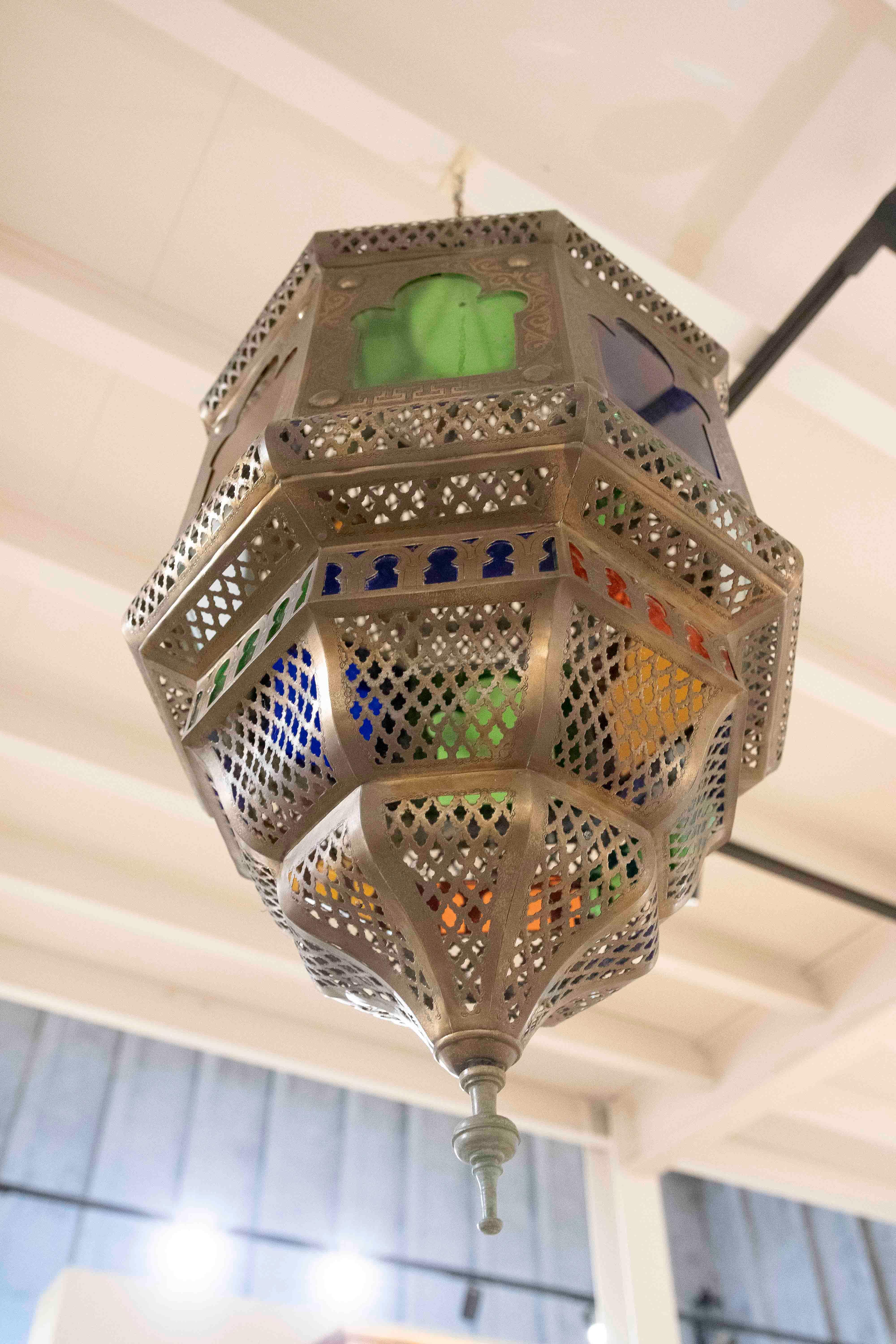 Lampada a sospensione marocchina del 1990 in ottone e vetro policromo in vendita 1