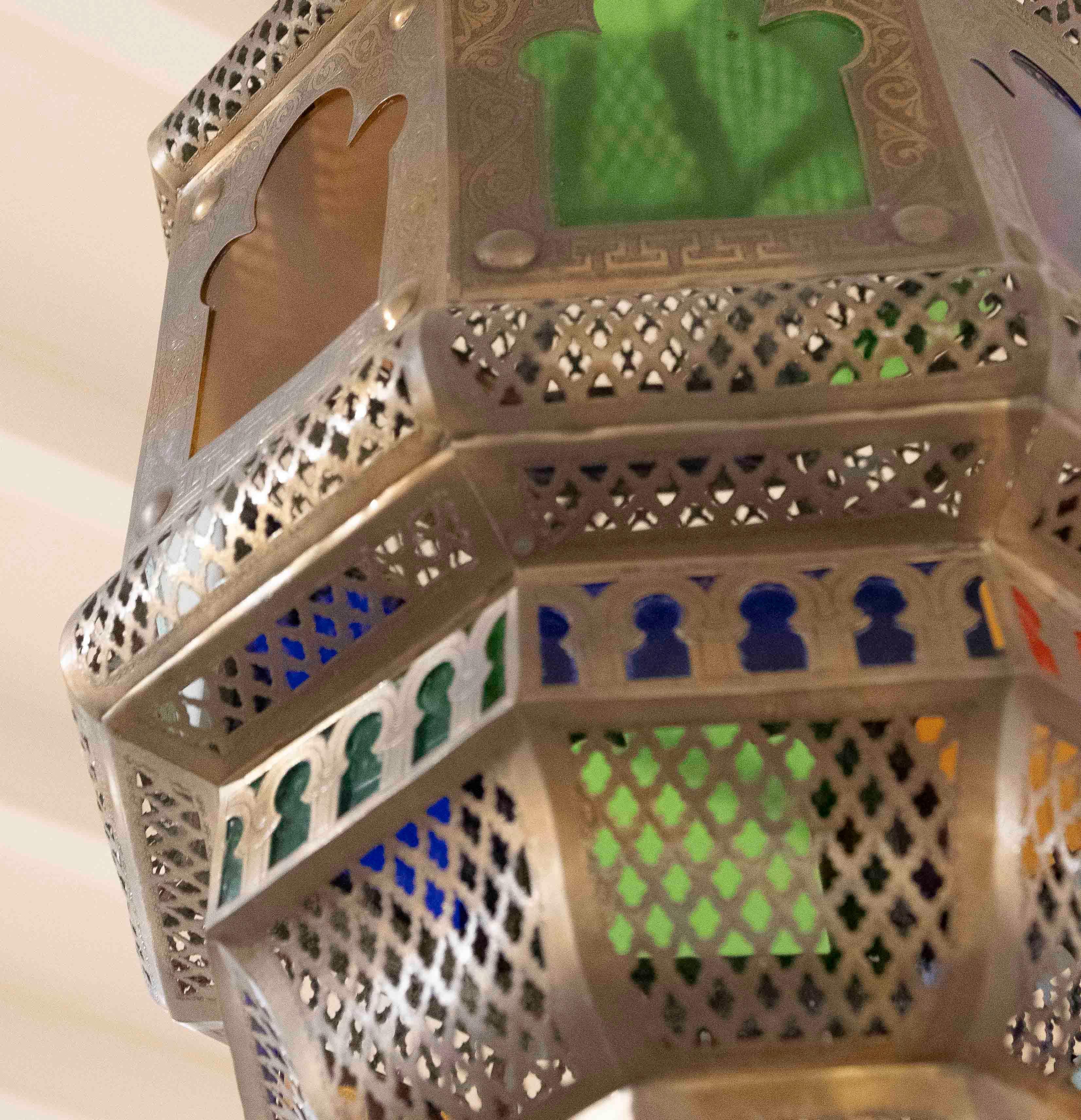Lampada a sospensione marocchina del 1990 in ottone e vetro policromo in vendita 2