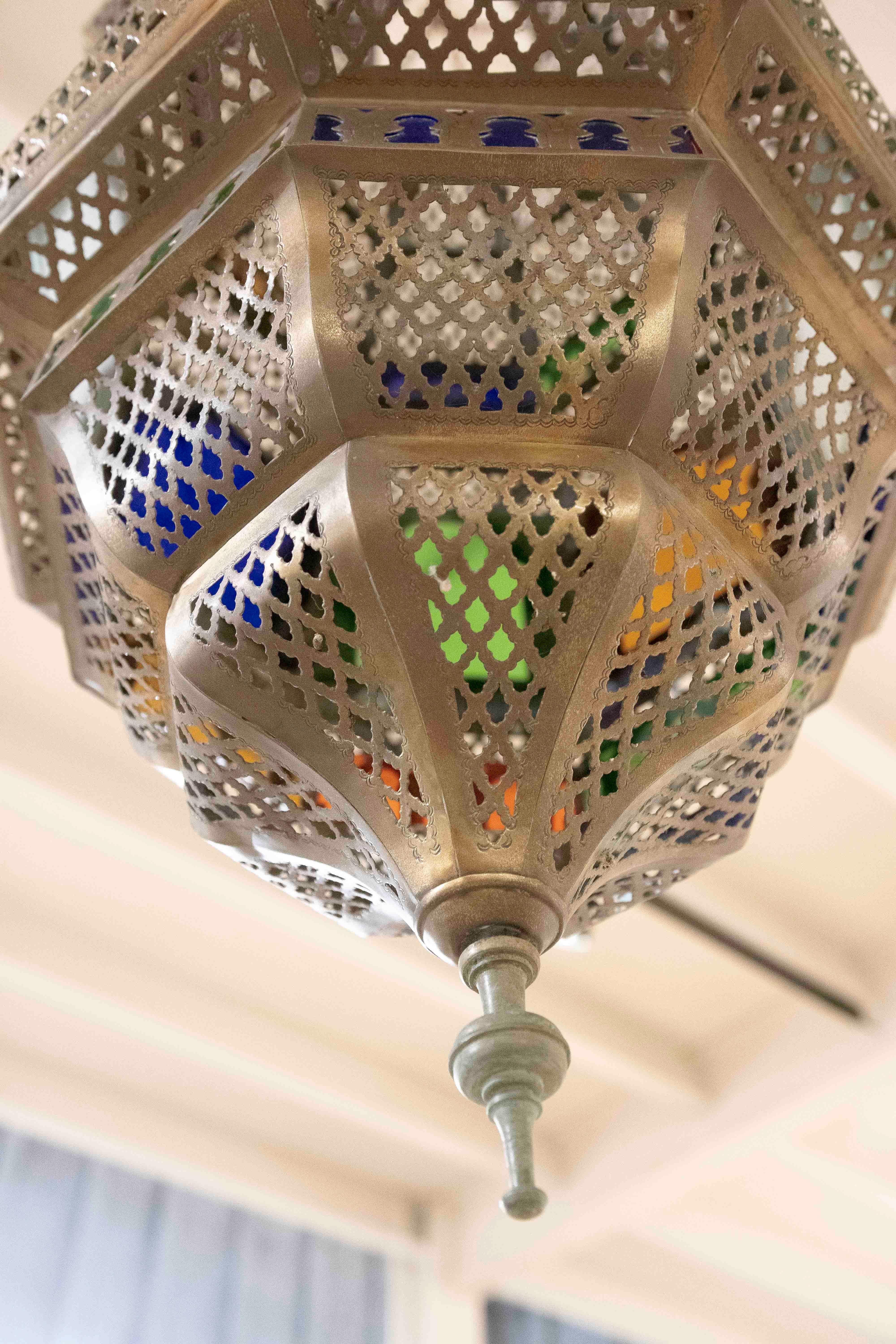 Lampada a sospensione marocchina del 1990 in ottone e vetro policromo in vendita 3
