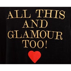 Haut en velours noir Franco Moschino des années 1990, avec le slogan « All This and Glamour Too »