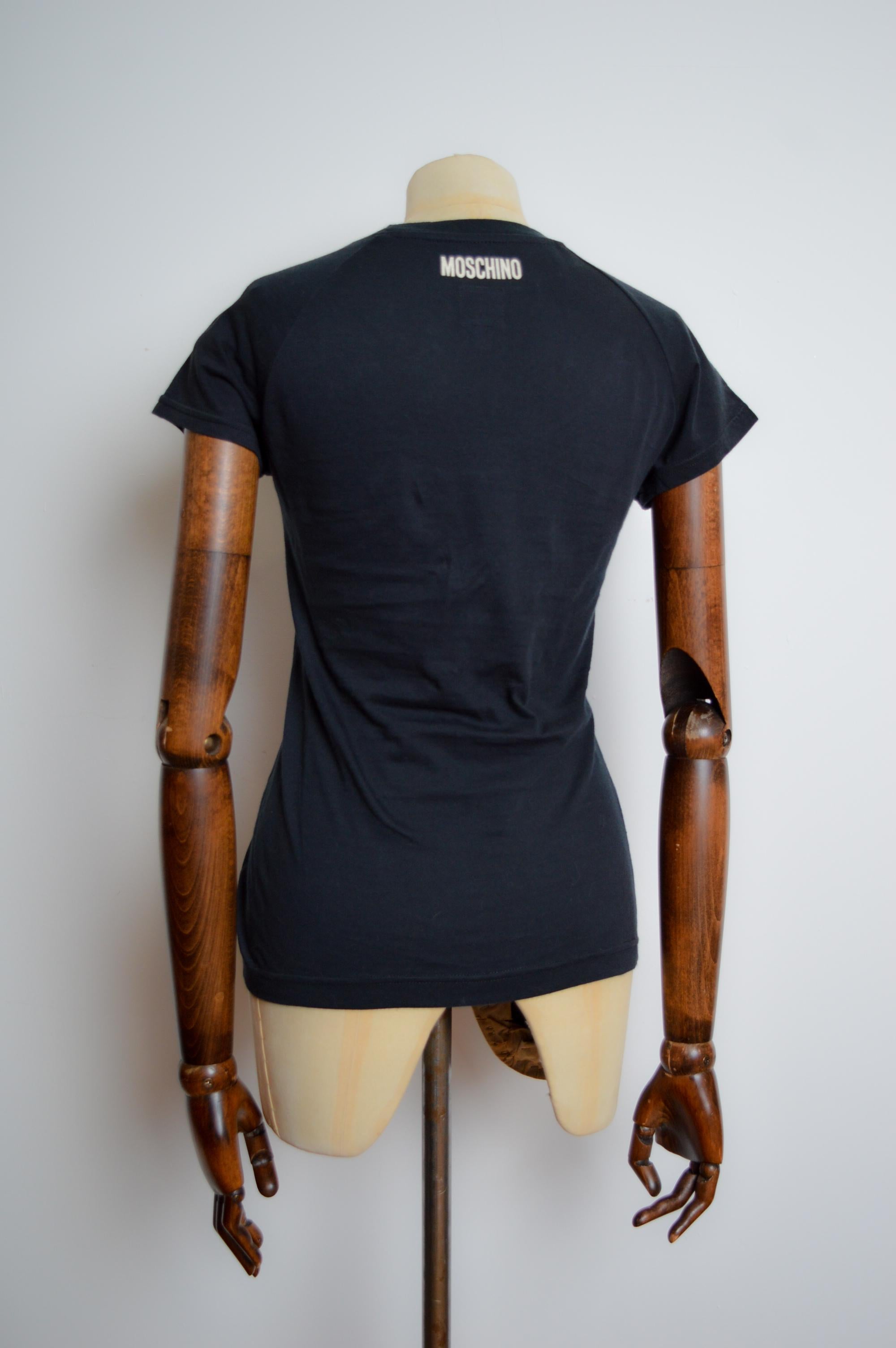 1990s Moschino Anti-Rascism ‘love has no colours’ fitted Black Slogan T-shirt For Sale 3