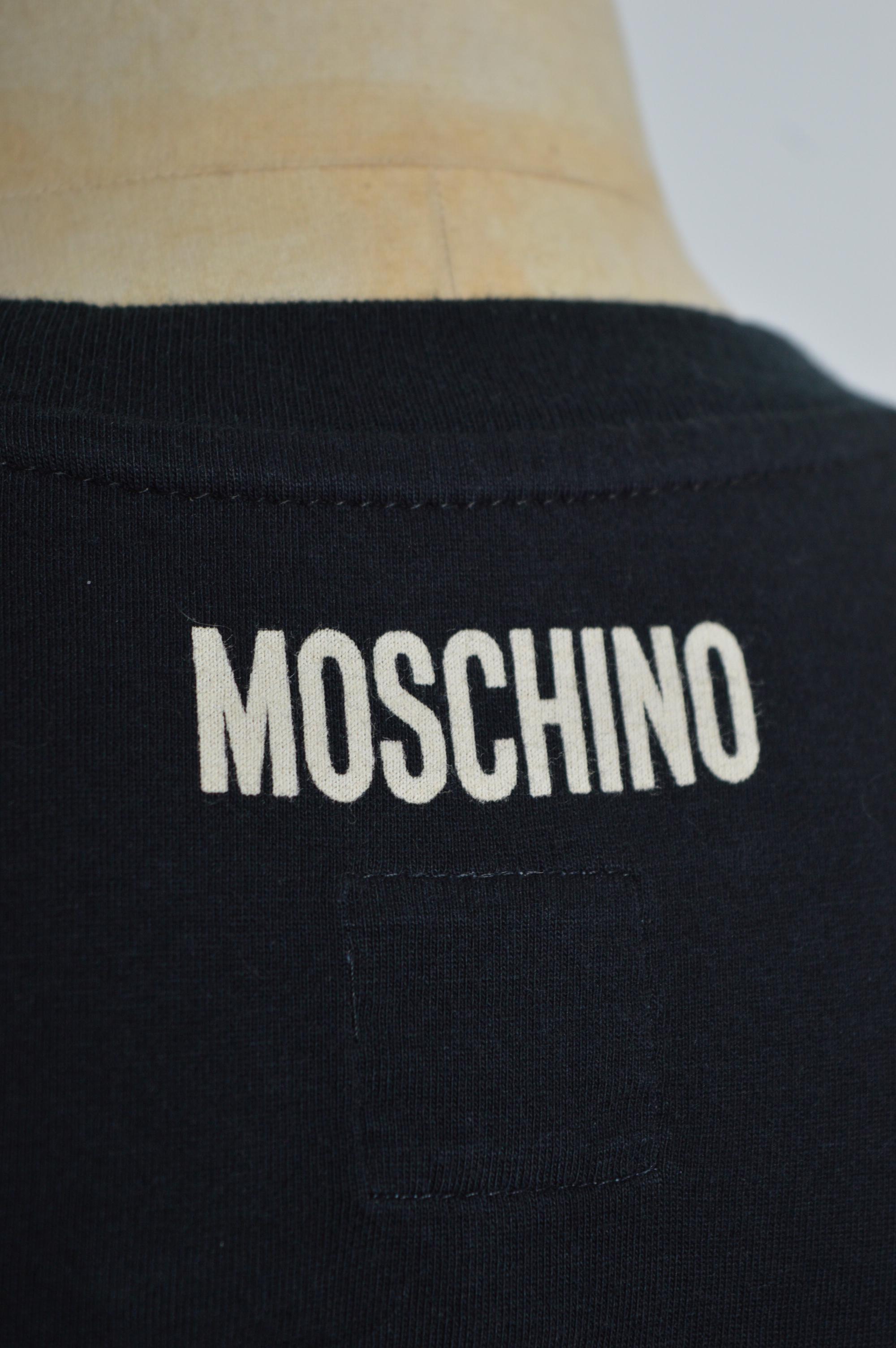 1990s Moschino Anti-Rascism ‘love has no colours’ fitted Black Slogan T-shirt For Sale 4