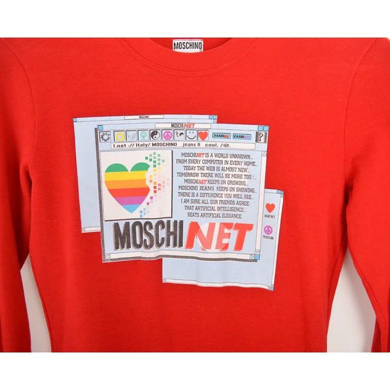 Vintage 1990er Moschino 'MOSCHI NET' Logo Parodie langärmeliges rotes T-Shirt.

IN ITALIEN GEFERTIGT

Merkmale:
Lange Ärmel
Stretchgewebe aus Baumwolle
MOSCHI NET-Logo

Größenangaben in Zoll:
Grube zu Grube: 17''
Grube bis Manschette: 18.5''
Nacken