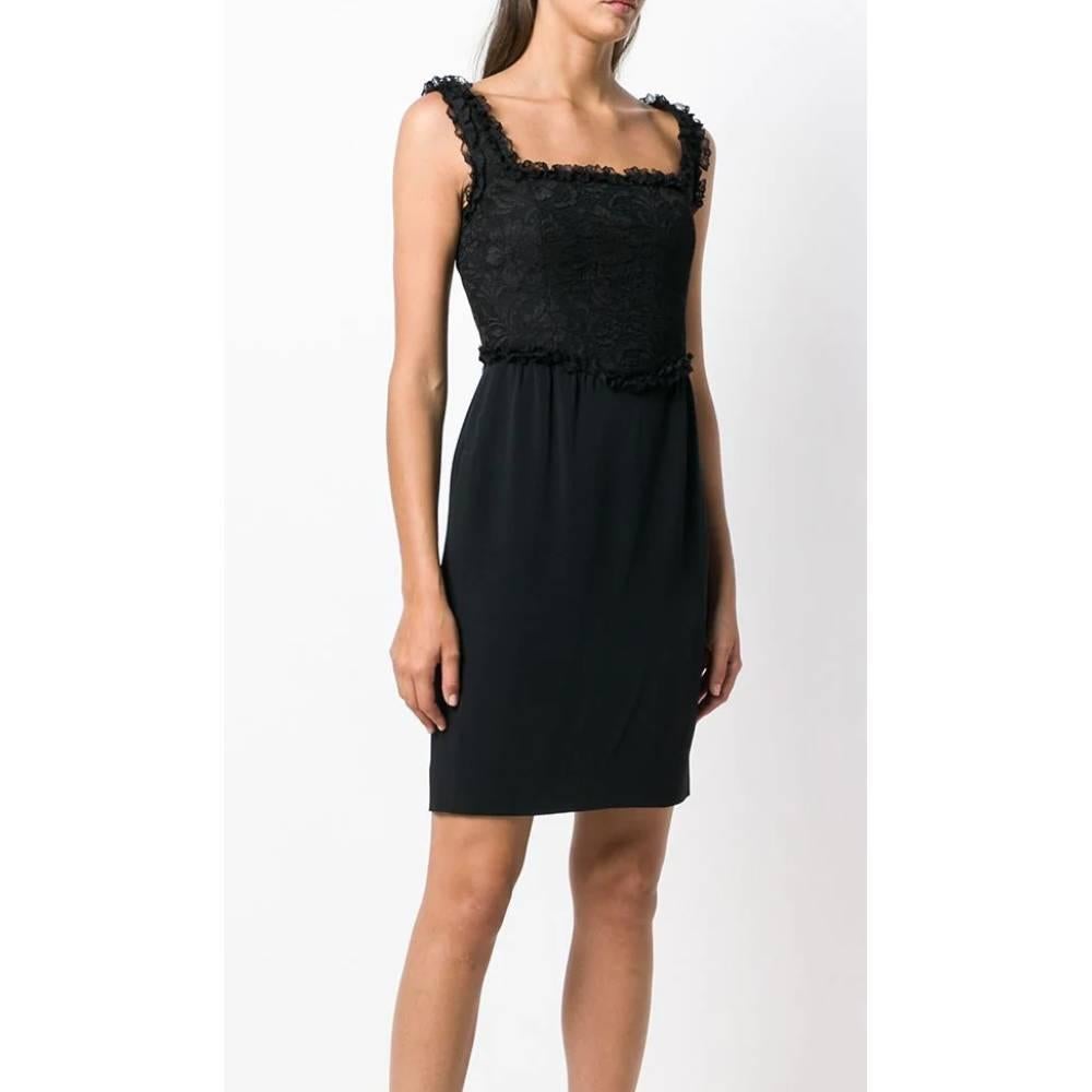 Black short Moschino dress with lace. Square neckline, hidden back zip closure, wide straps, adherent fit.

Size: 42 IT

Flat measurements
Lenght: 86 cm
Bust: 42 cm
Waist: 35 cm
Hip: 49 cm

Product code: A5158

Composition: 
Outer: 62% Acetate - 38%