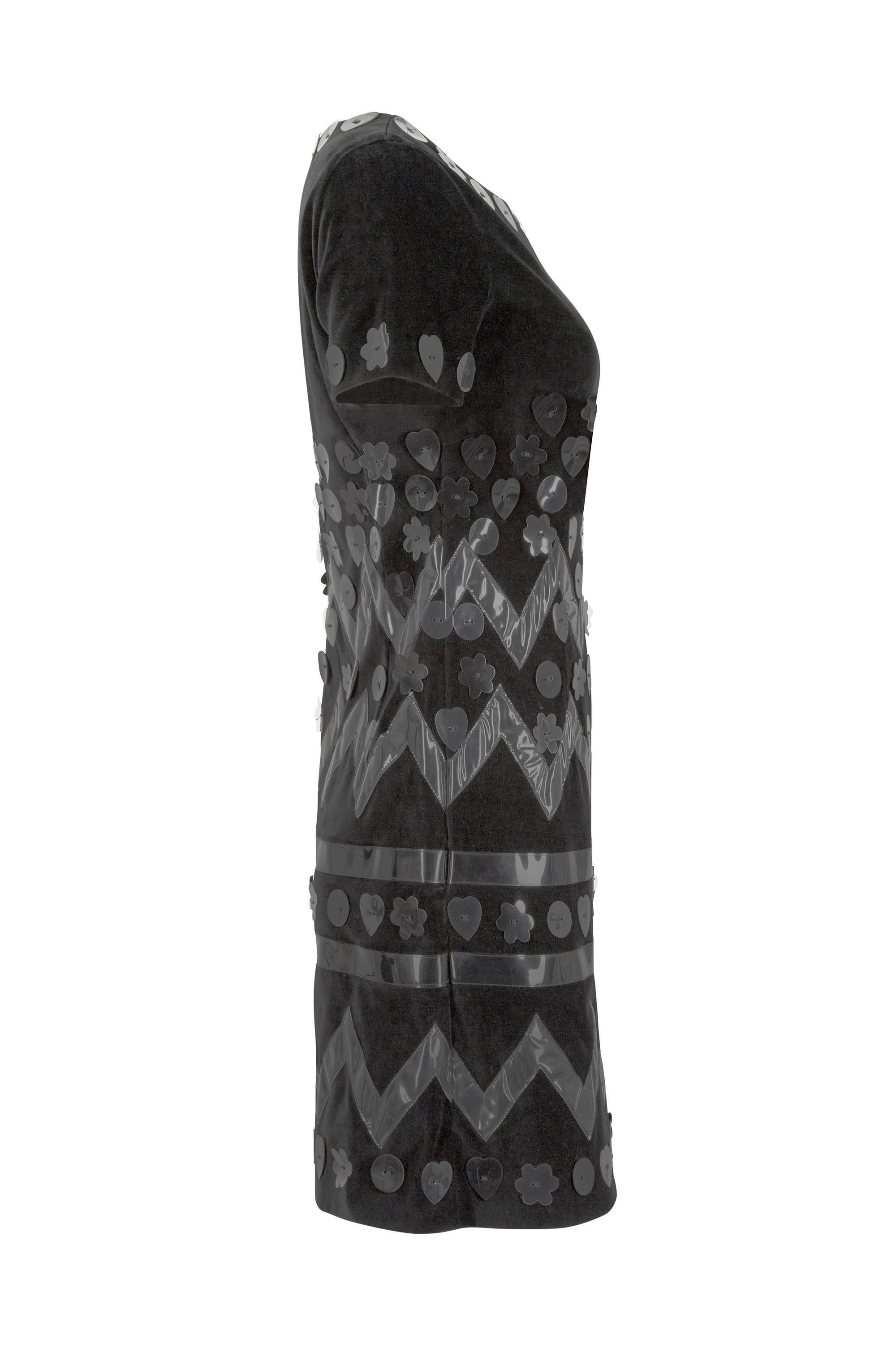 Fantastisches 1990er Moschino Cheap and Chic frühes Label schwarzes Samt-Shiftkleid mit neuartigen Vinyl-Applikationen. Ein Markenzeichen des skurrilen Modehauses aus dieser Zeit und eine Hommage an die Space-Age-Mod-Kleider von Pierre Cardin aus